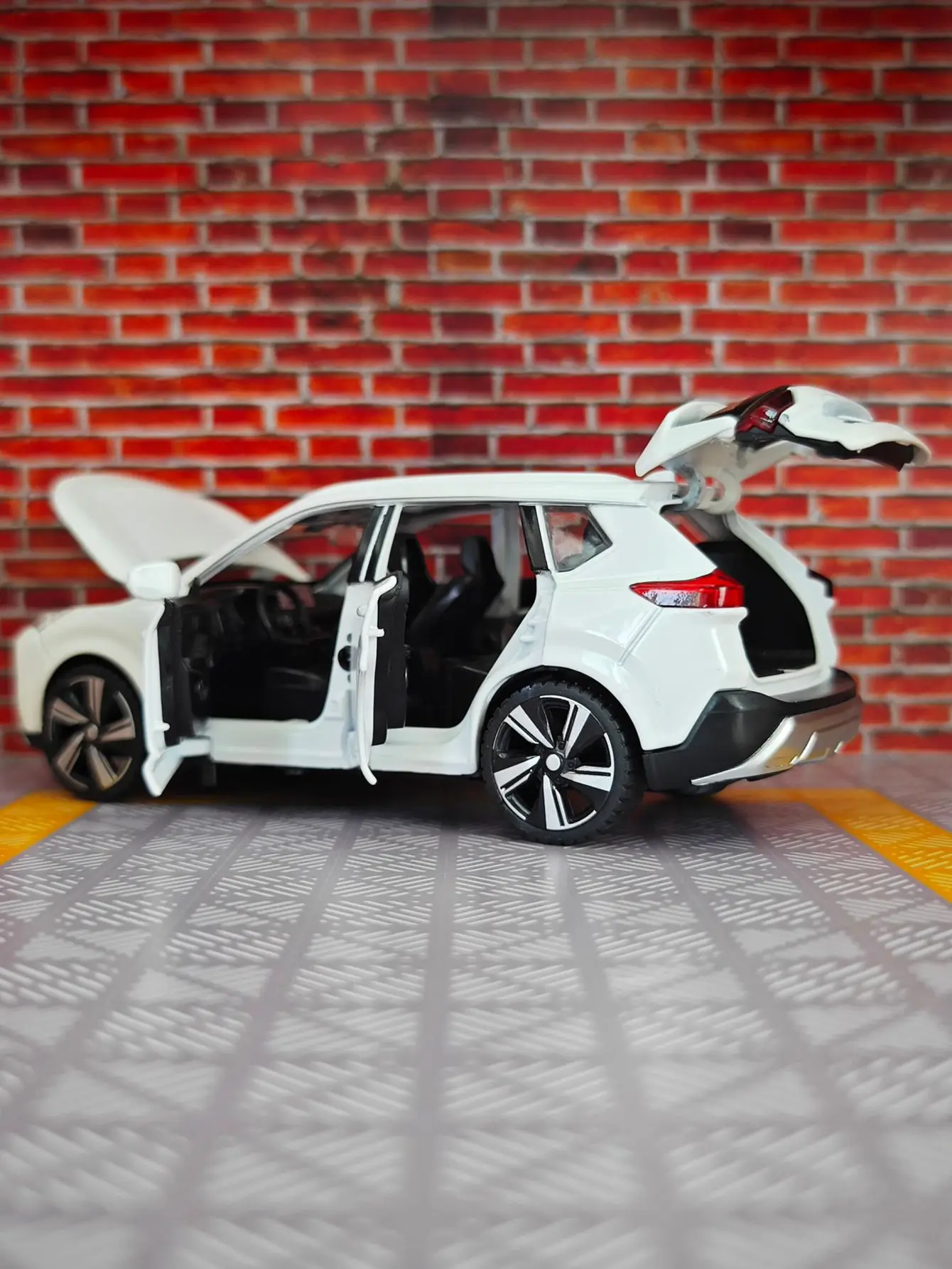 

1:32 модель внедорожника из сплава X-TRAIL, украшения, игрушка для мальчика, подарок на день рождения, детская игрушечная машинка со звуковыми и осветительными функциями