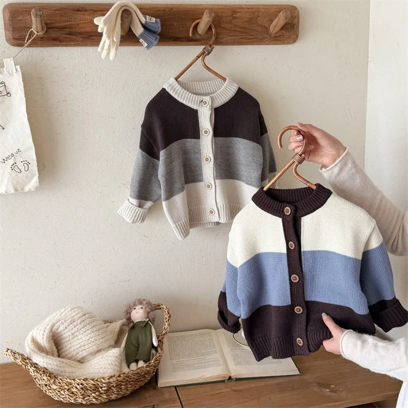 

Детский осенний свитер для мальчиков, корейский кардиган в контрастную полоску для маленьких мальчиков, винтажный трикотаж для маленьких мальчиков, пальто с открытой строчкой для мальчиков от 1 до 6 лет