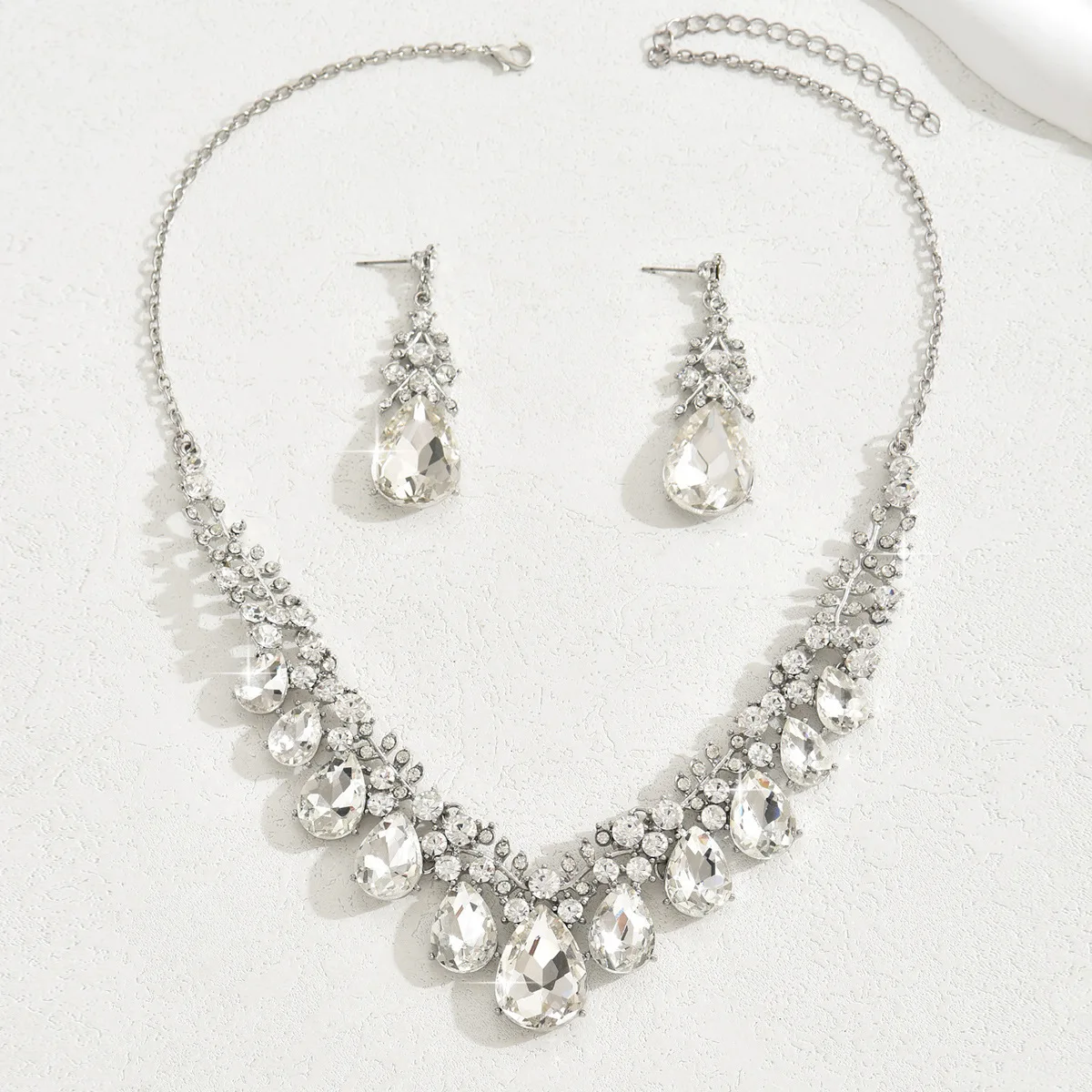 Vintage exaggerated necklace earrings set, crystal gemstone collarbone chain women's two-piece jewelry set, fashion accessories.