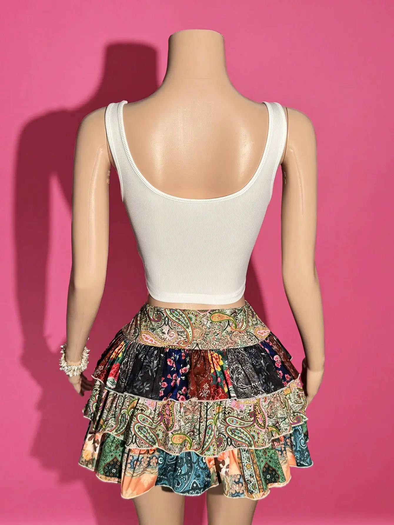 Witte crop top met U-hals en kleurrijke rok met ruches en print, tweedelige set voor zomerfestivals op het strand