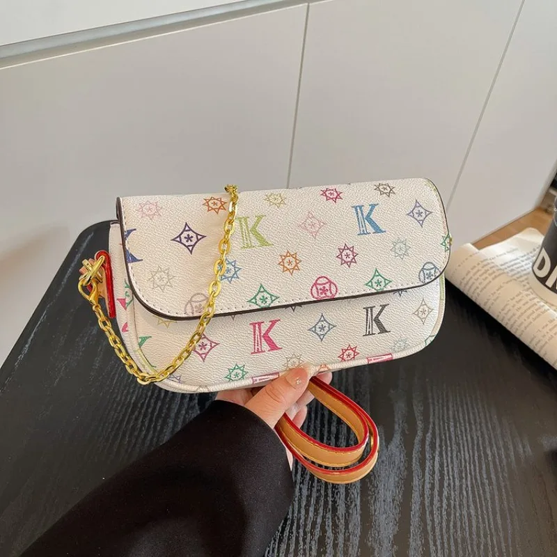 

Модная городская сумка-портфель с логотипом, также идеально подходящая в качестве стильной и практичной сумки для подгузников для современных женщин.