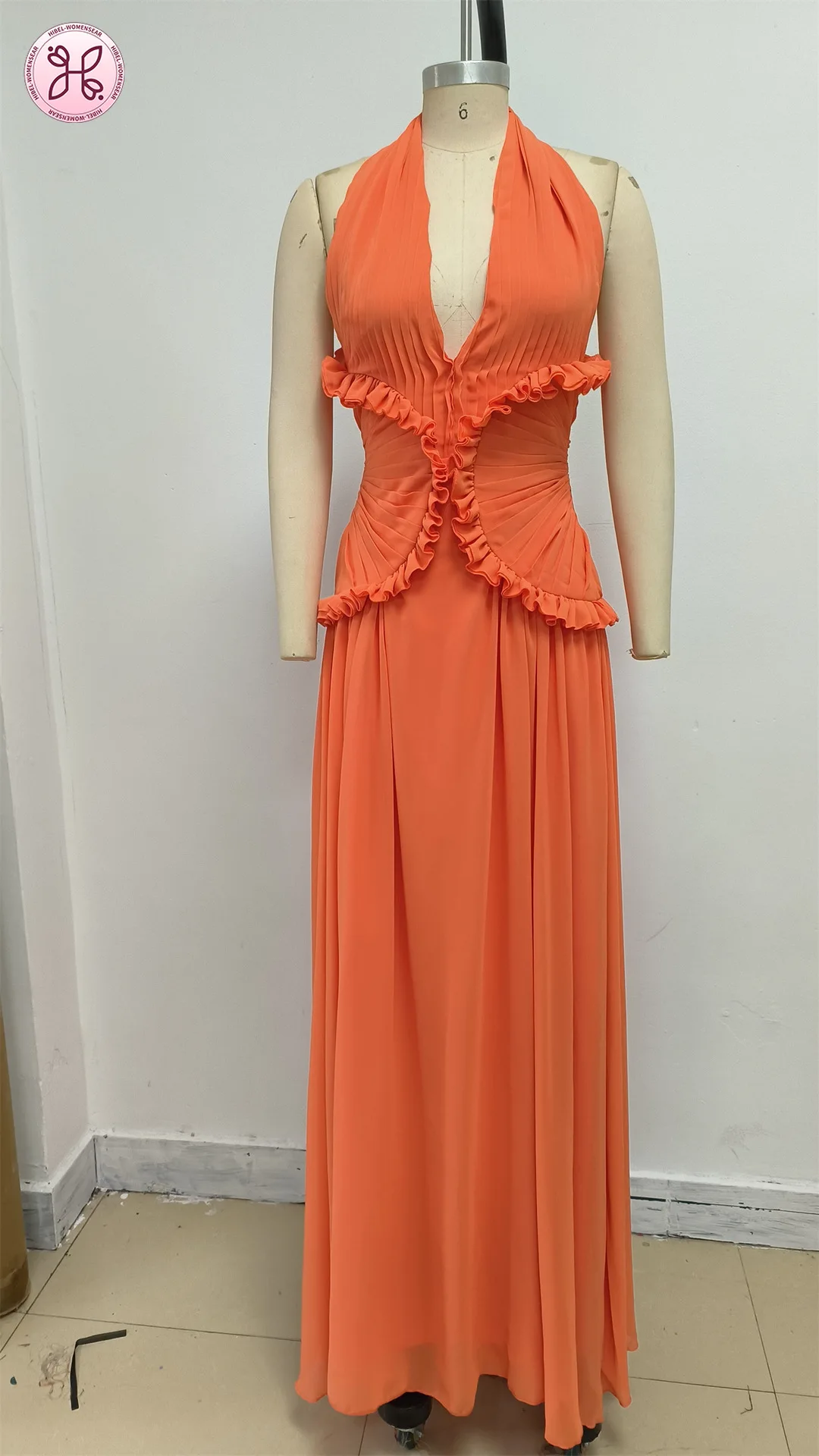 Luksusowa suknia typu halter - głęboki dekolt w serek, marszczona talia, wycięcie maxi (Elegancka suknia ślubna na plażę dla kobiet)