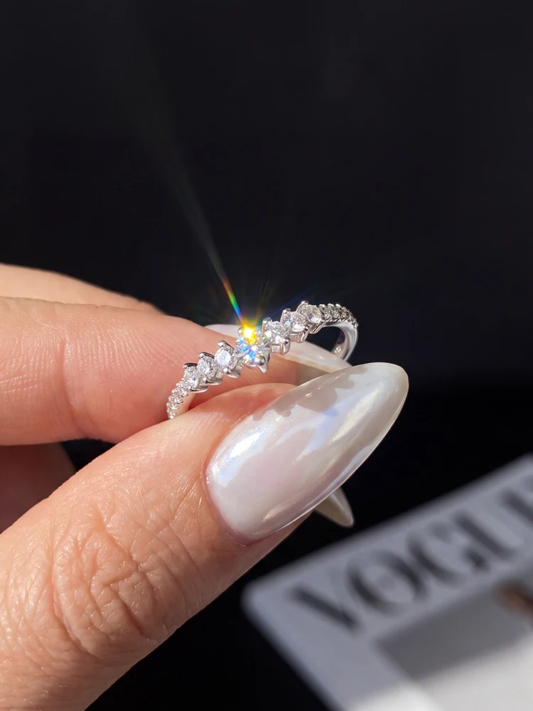 Elegante Echte Runde Moissanit-Diamant V-förmige Kronen-Hochzeitsringe für Frauen Jubiläum Mode Hochwertiger Schmuck – Detail 2