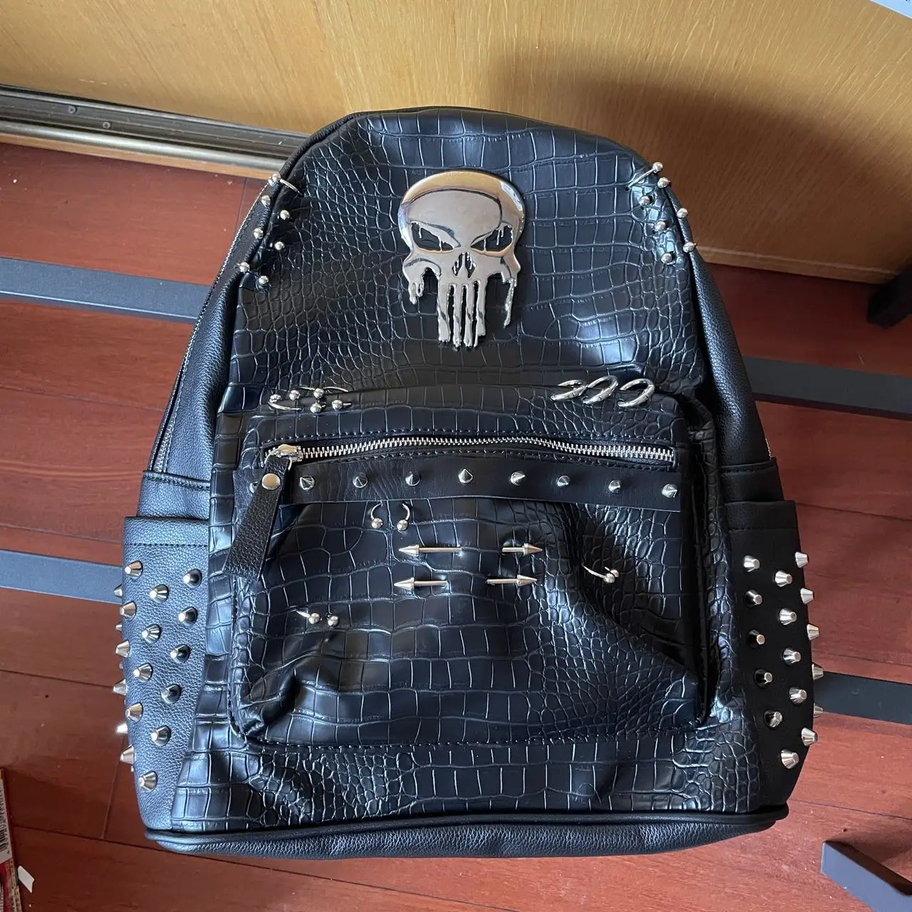 Mochila de Piel Sintética con Textura de Cocodrilo Negra, Emblema de Calavera Metálica, Mochilas Punk con Tachuelas, Mochilas Góticas, Bolsa de Estilo Urbano