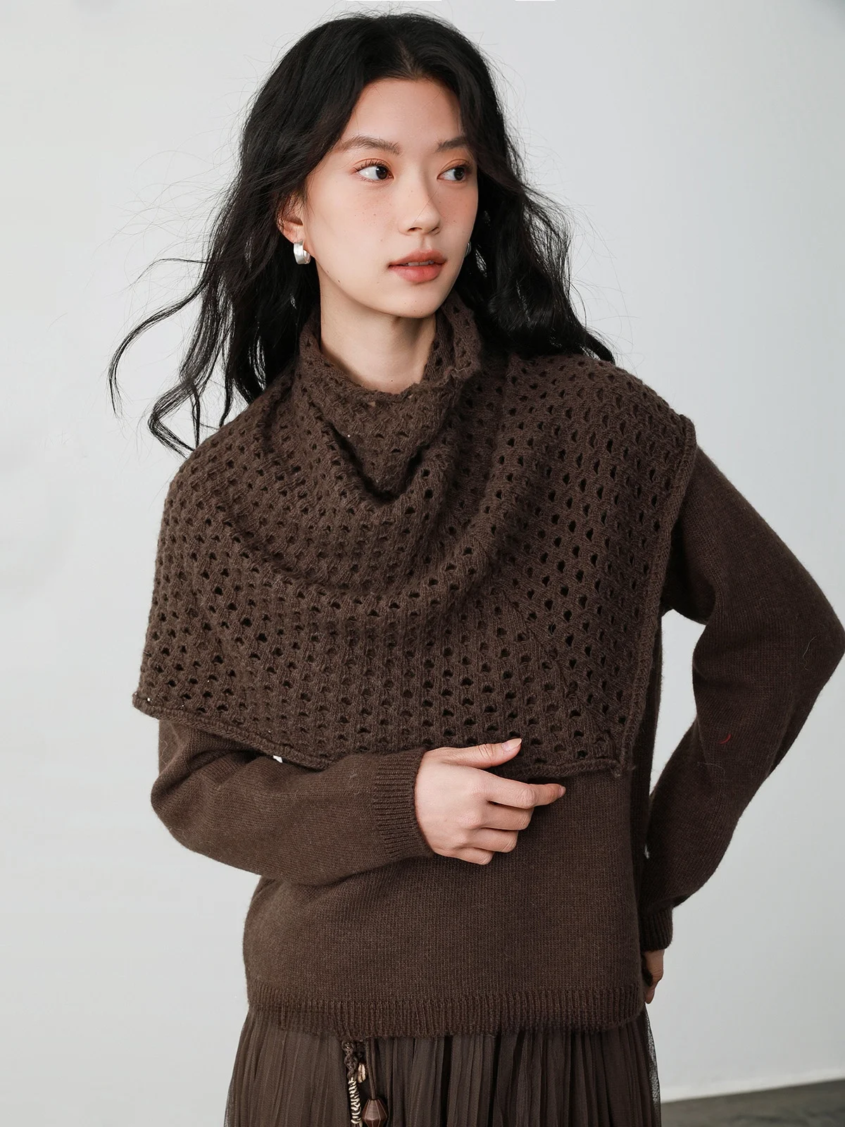 

Женский свитер INGKO Brown Sauce с длинными рукавами, круглым вырезом, стандартной длины, из нейлона, полиэстера, вискозы, кроличьего меха и шерсти.