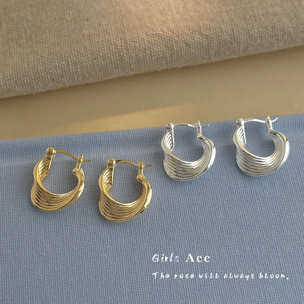 

High Quality Wholesale Minimalist Geometric Textured Ear Clips Fashion Commuter Earrings for Women Daily Wear Advanced Jewelry