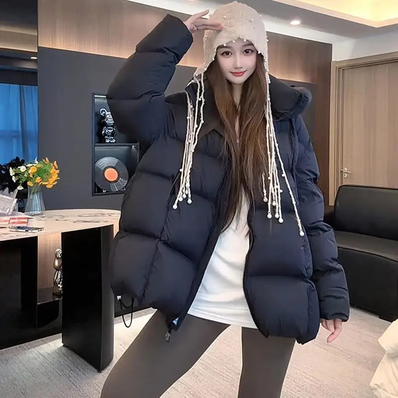 เสื้อแจ็คเก็ตผู้หญิงแบบพองตัวสีขาว ผ้าโพลีเอสเตอร์ ทรงหลวม หมวกฟูสูง เหมาะสำหรับเดินทาง  ฮู้ดไม่สามารถถอดออกได้