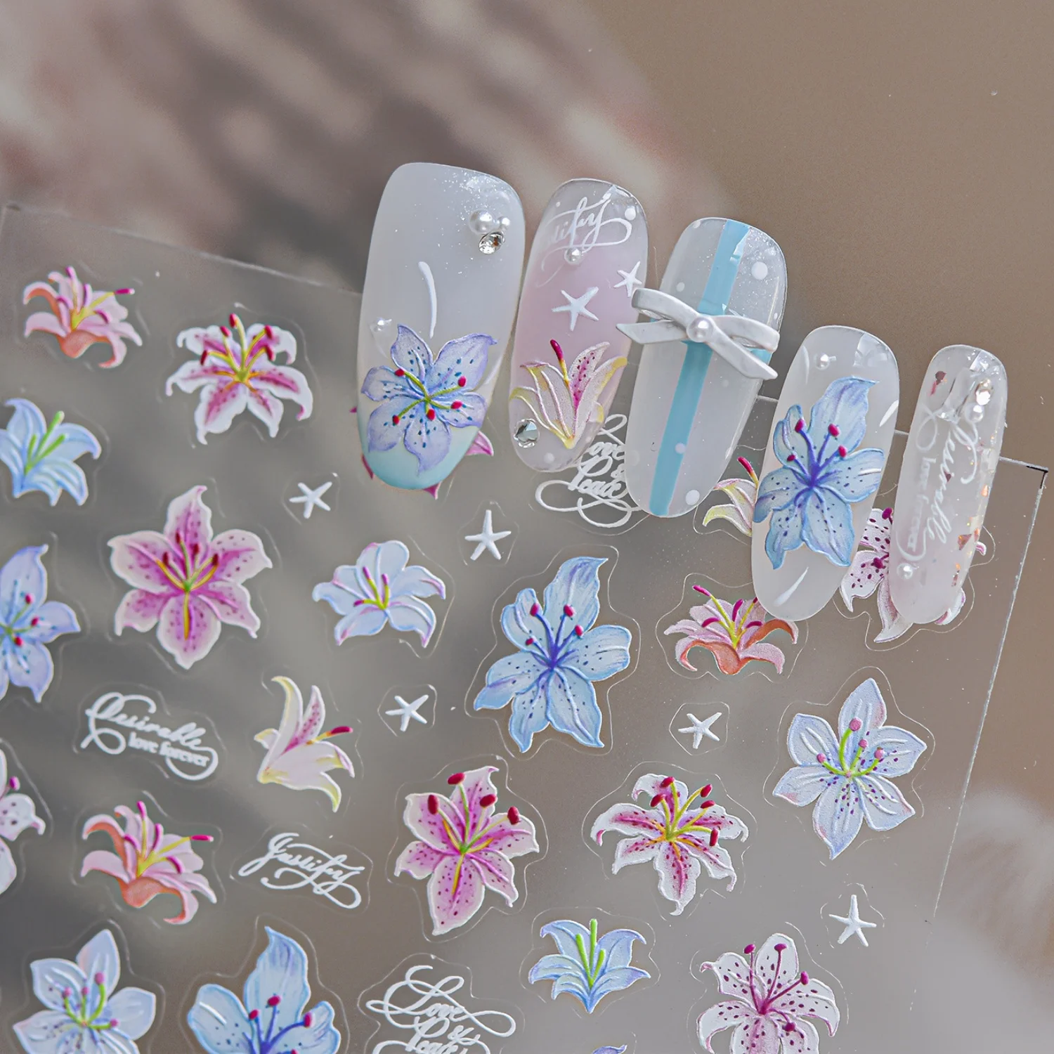 Aquarellbemalte Lilienblüten, geprägte, frische, ländliche 5D-Nagelkunst-Aufkleber, elegante, romantische Blütenblätter, selbstklebende Abziehbilder für die Maniküre