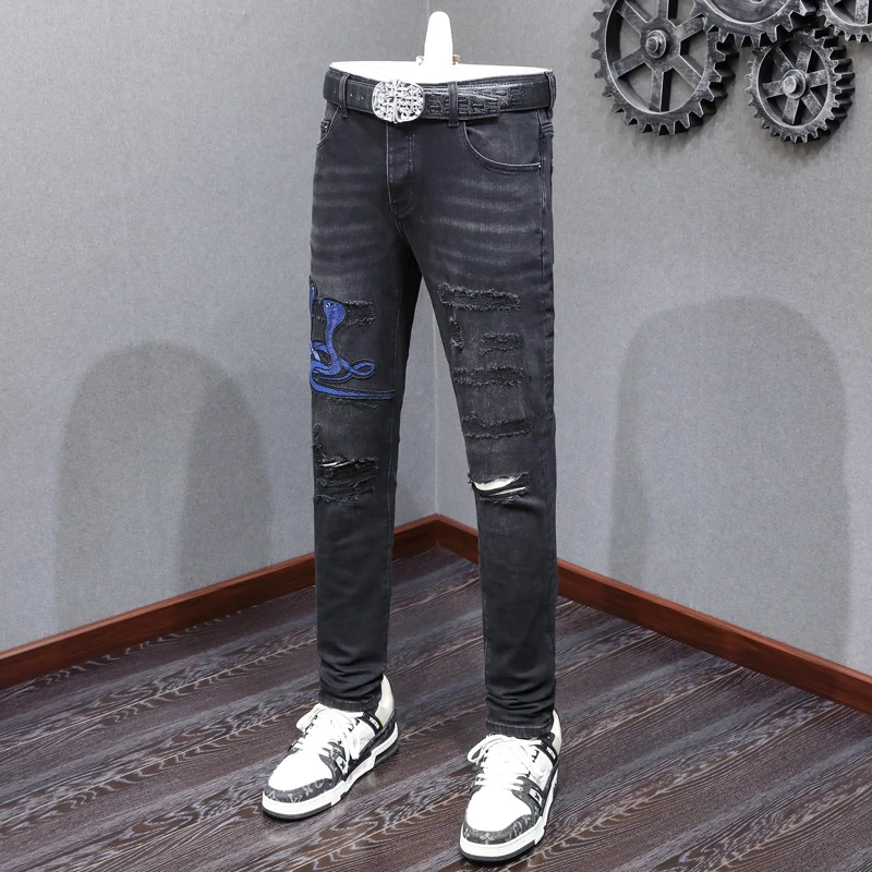 

Европейская и американская уличная мода, новые мужские черные джинсы, эластичные облегающие ретро-стиранные кожаные джинсы с нашивкой, двумя змеиными джинсами h