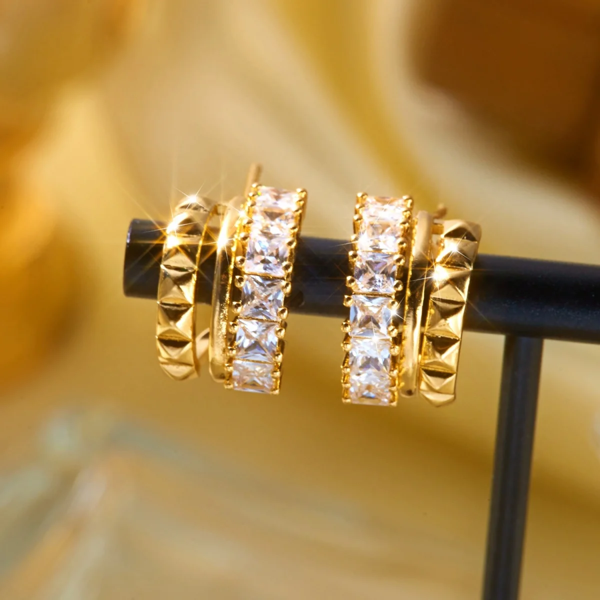 Glänzende mehrschichtige C-förmige Ohrstecker mit eingelegtem CZ-Zirkon für Damen und Herren, minimalistische, exquisite geometrische Ohrringe, vielseitiger Schmuck – Detail 15