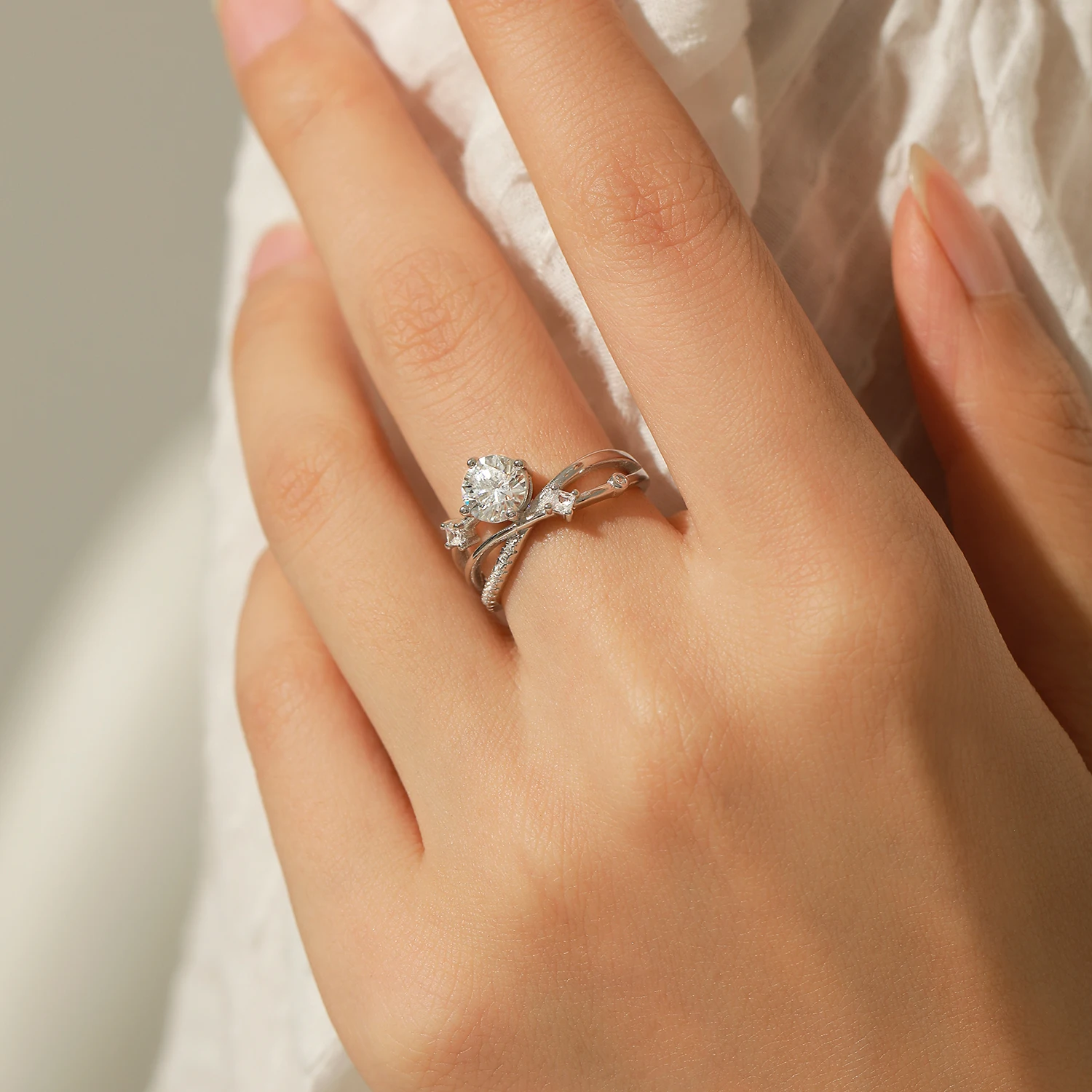 Women's 1CT VVS1 Moissanite Dazzling Ring in 925 Sterling Silver