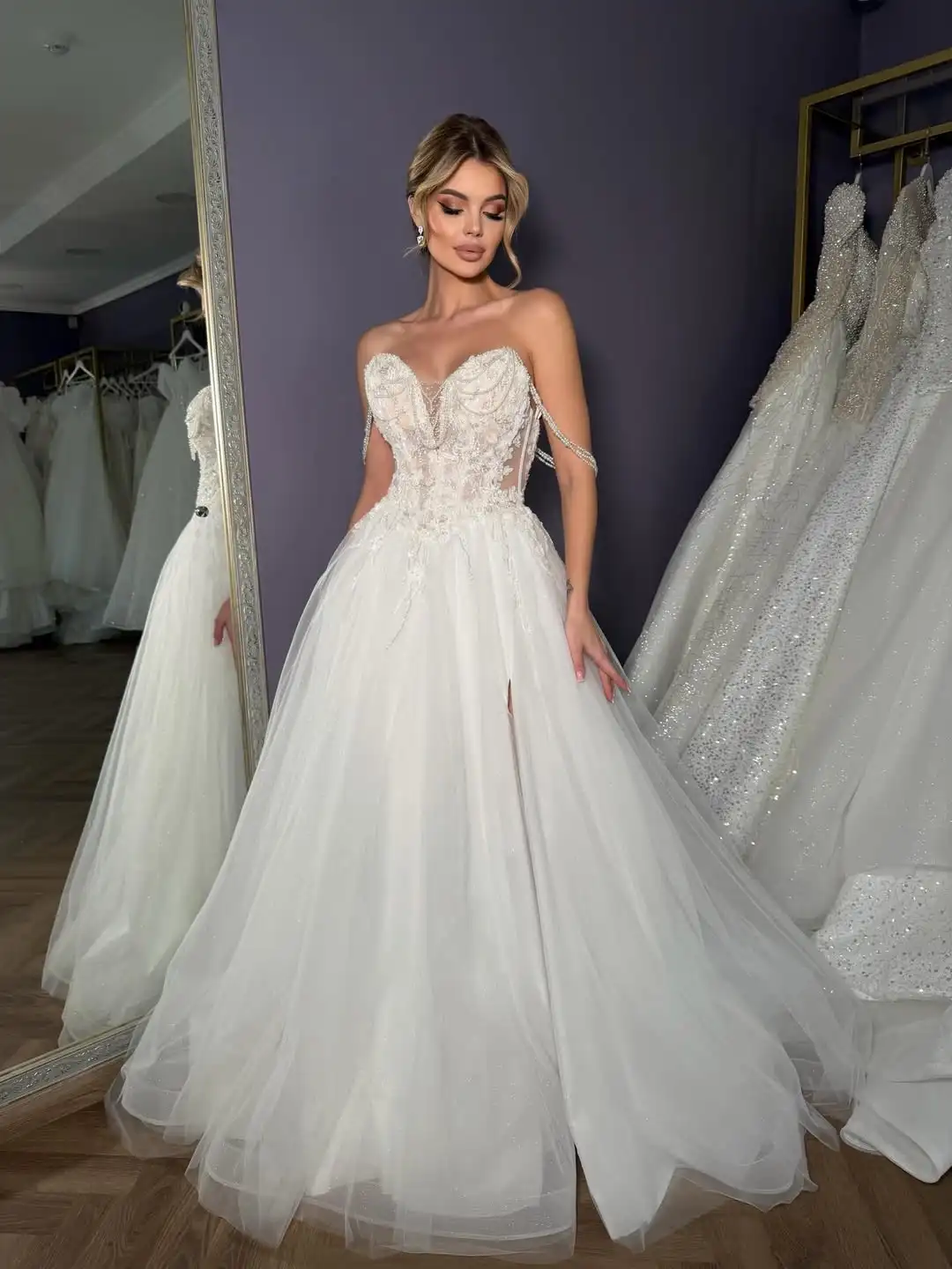 ชุดแต่งงานทรงเอไลน์แบบเปิดไหล่ คอวี ประดับลูกปัดและผ้าลูกไม้ งานปักอย่างประณีต  รุ่นสั่งตัดพิเศษ ปี 2026  ชุดเจ้าสาว