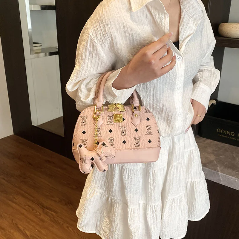 

2025! Женская сумка-мессенджер High - sense Shell - маленький размер, украшенная принтом медведя, Exuding Niche Fashion и Temperament