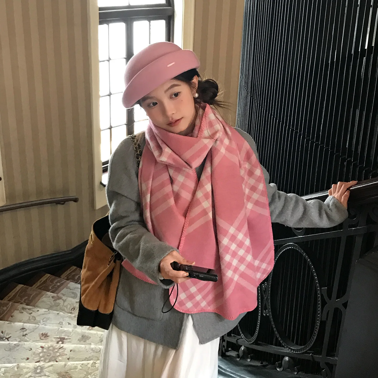 2026 عالية الجودة الوردي الكلاسيكي منقوشة وشاح المرأة الخريف والشتاء موضة جديدة الأوشحة الفاخرة شال طويل دافئ وسميك