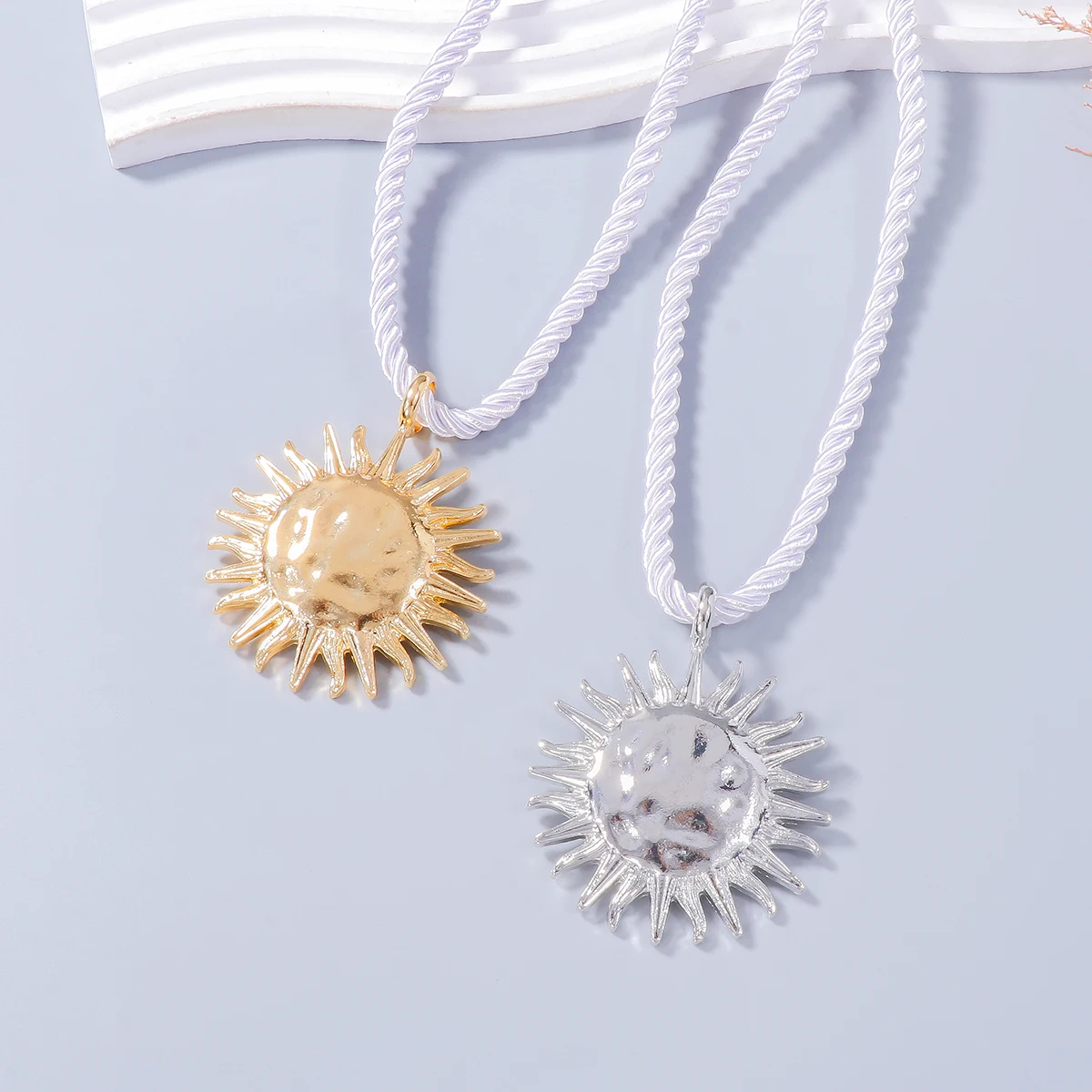 2024 New Vintage Metal Sun Flower Pendant Necklaces for Women Summer Beach Party Accessories Jewelry Collar Gifts