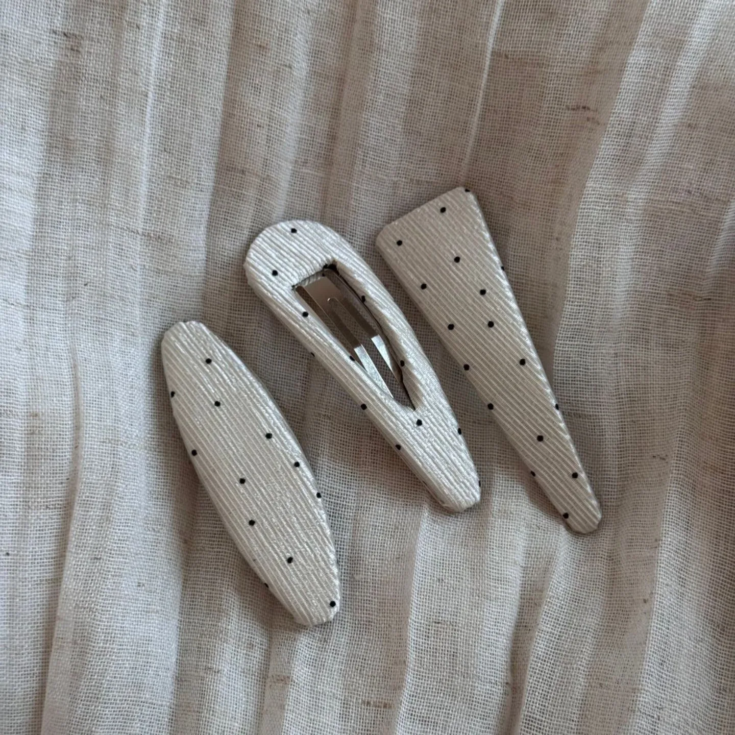 

Textured Polka Dot Triangle Clip for Bangs Ruffled Elegant BB Hair Clip for Forehead Side Flyaway Lightweight Premium