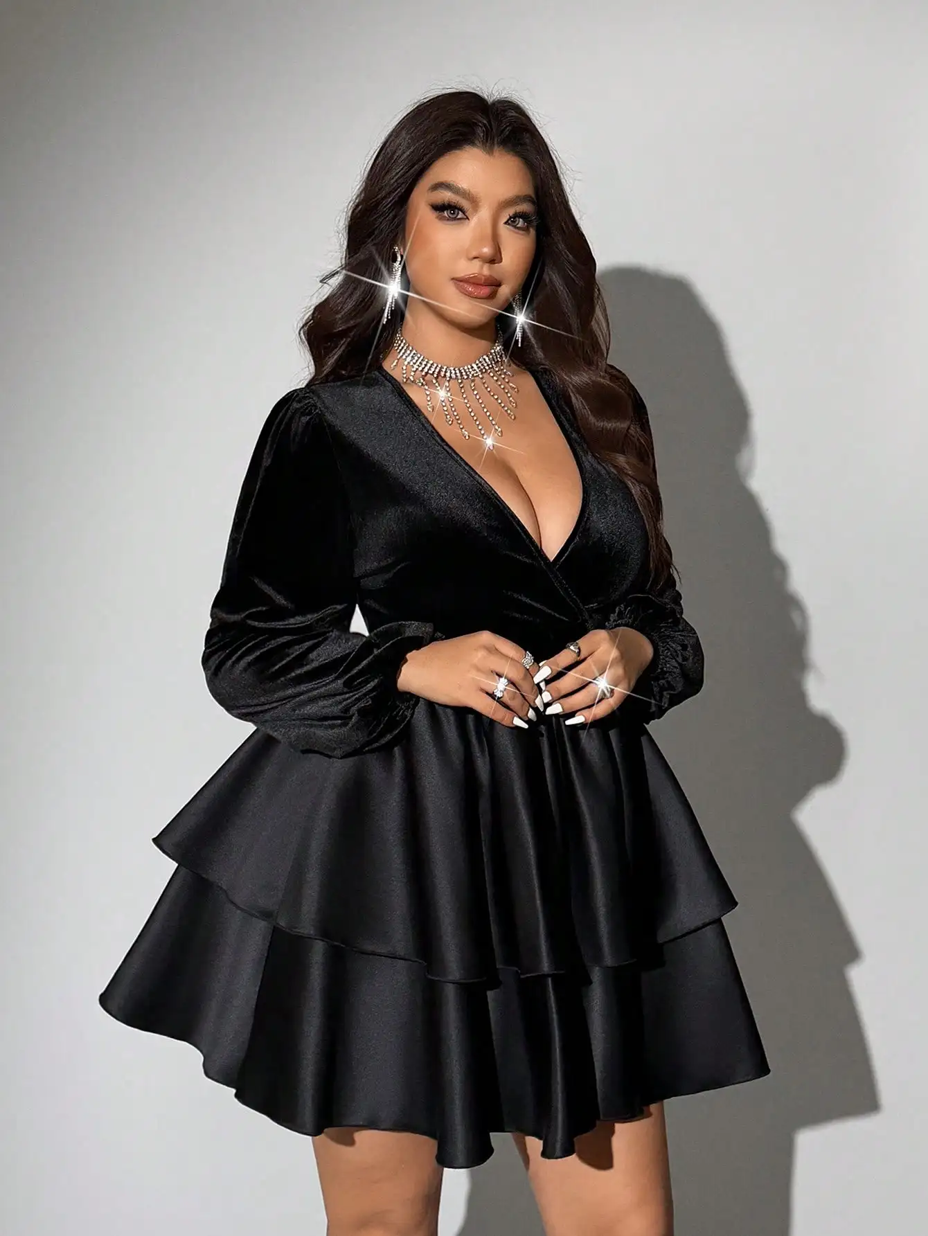 

Вельветовое коктейльное платье больших размеров с V-образным вырезом, пышными рукавами и многоярусной юбкой для вечеринки или свидания