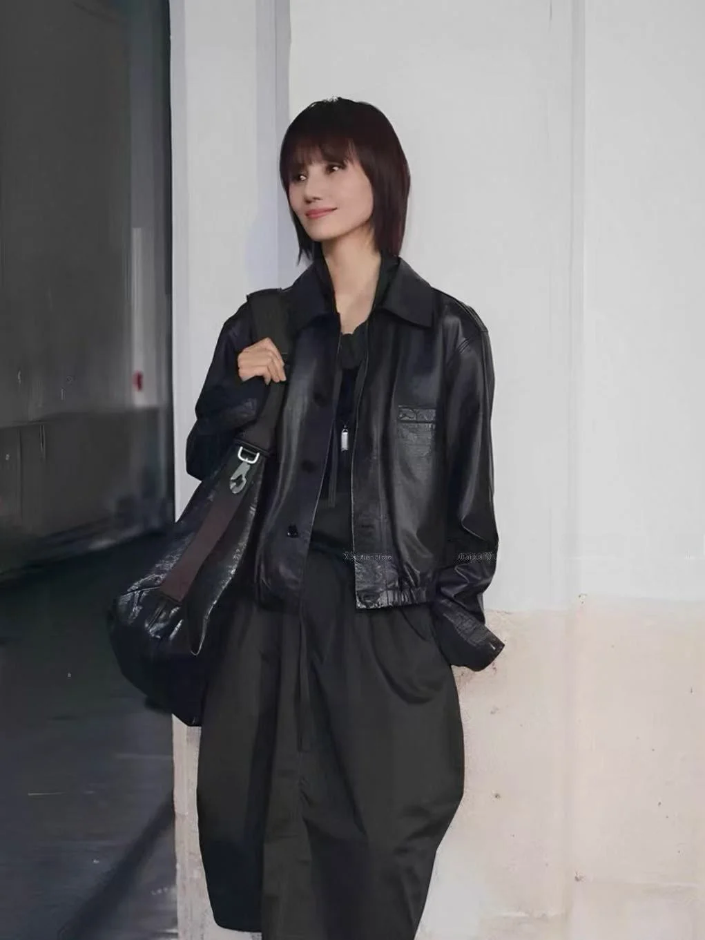 

2025 New Women's Genuine Leather Jaet ort Biker Sle Loose Slimming Top eepskin Coat Long Sve Collar Outerwear