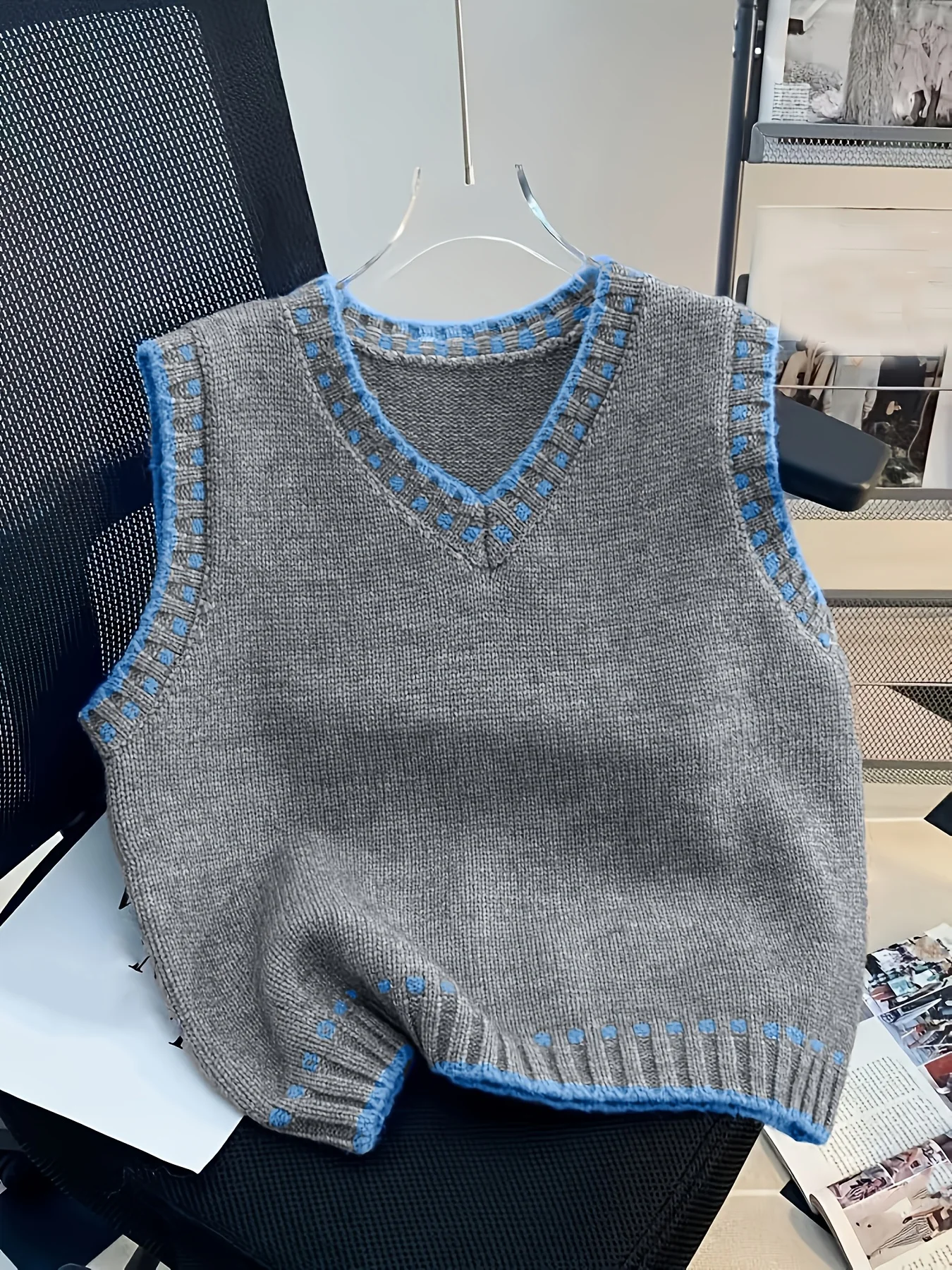 Korean women's knitted vest, color blocked, suitable for layered wearing, casual and elegant, spring and summer
