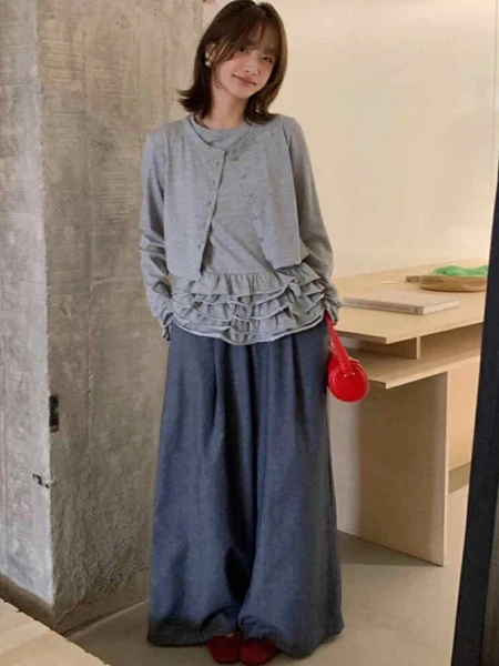 エレガントなグレーのシングルボタンラウンドネックTシャツ、レーストリム付き、多用途なレイヤードトップ、ユニークなデザイン、若々しくシックな女性のファッション