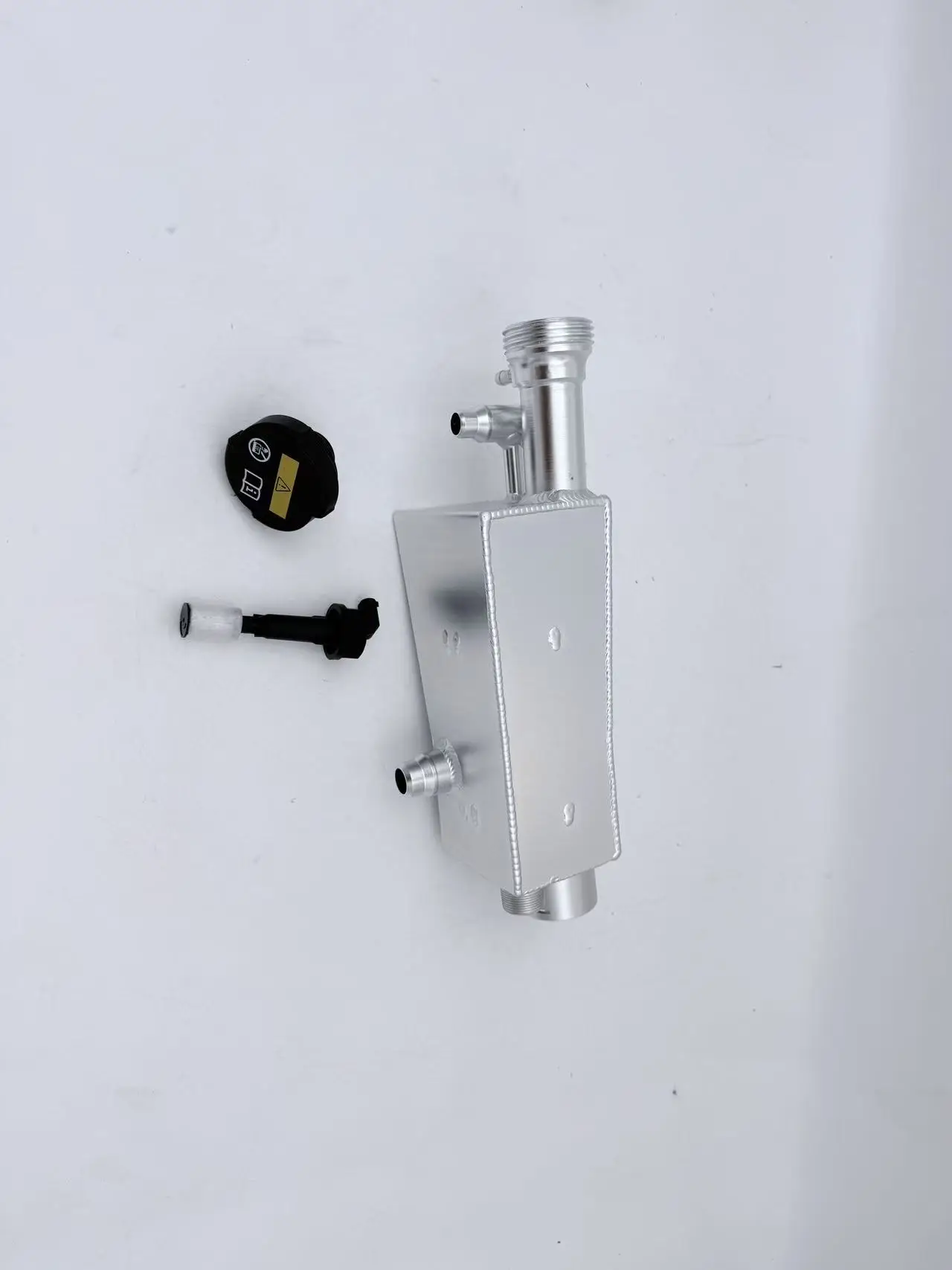 Aluminum Coolant Expansion Tank W/ Sensor Cap For BMW E46 X3 E83 X5 E53 1999-2010 OE 17117573781 17132247553
