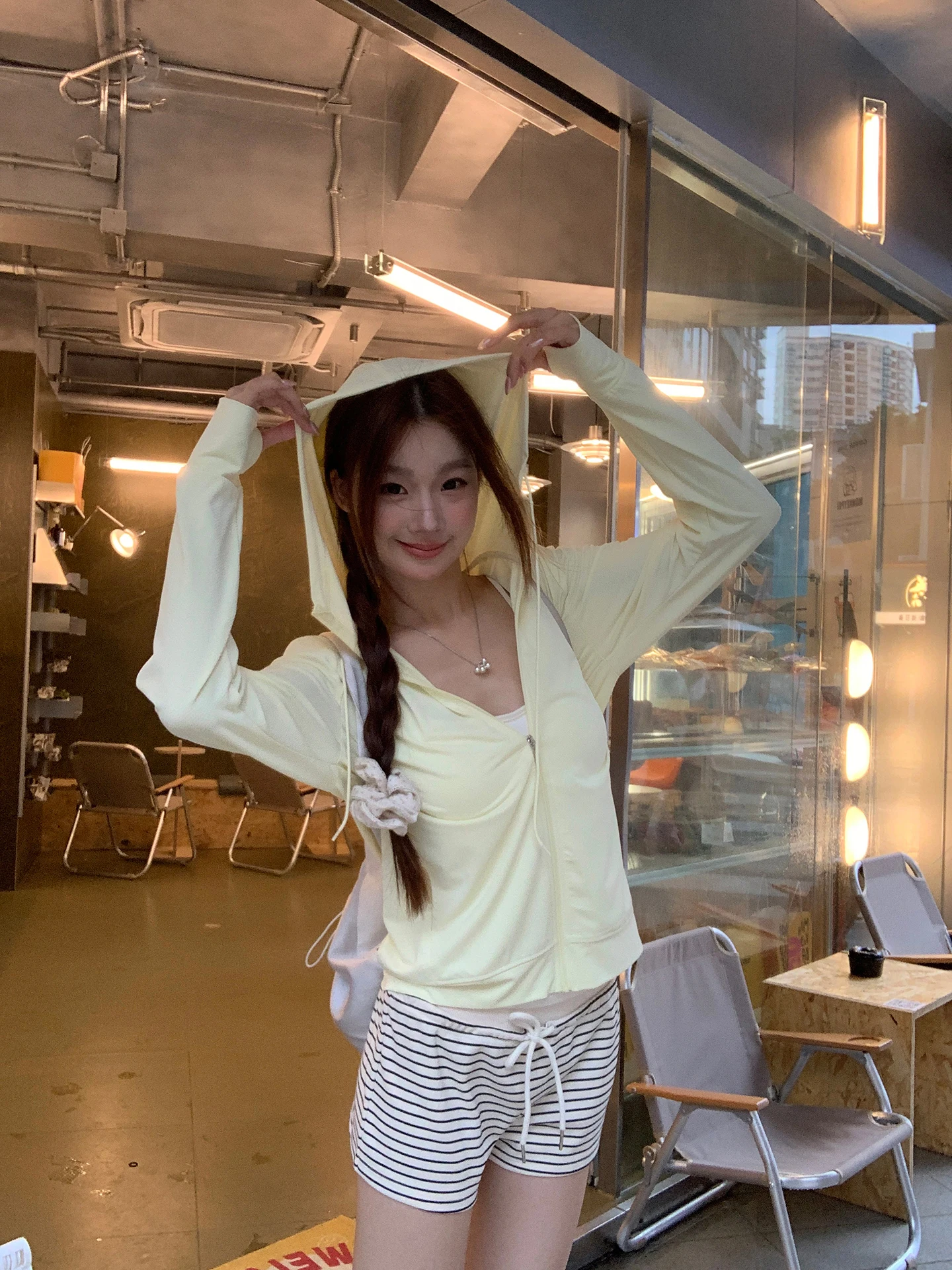 سترة نسائية صيفية عصرية باللون الأصفر للحماية من الشمس، بغطاء للرأس وسحاب وأكمام طويلة مصنوعة من ألياف البوليستر