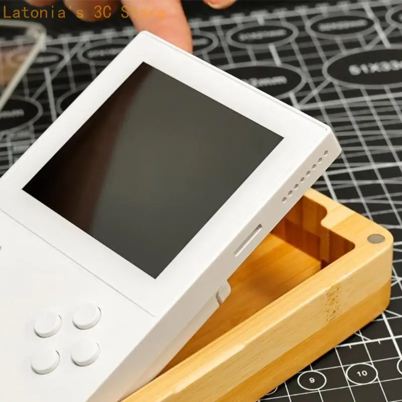 Gaming-Konsolen-Gehäusehalter, elegantes Schutzgehäuse mit magnetischem Deckel, geeignet für analoge Taschenspiel-Enthusiasten – Detail 9