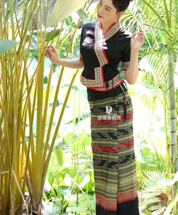 

Chinese Dai Women's Spring and Autumn Two Piece Set