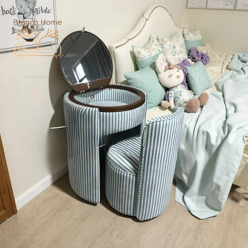 Italienische minimalistische gestreifte Kommode für das Schlafzimmer, integrierter Schminktisch, kreativer hochwertiger Retro-Aufbewahrungsschminktisch
