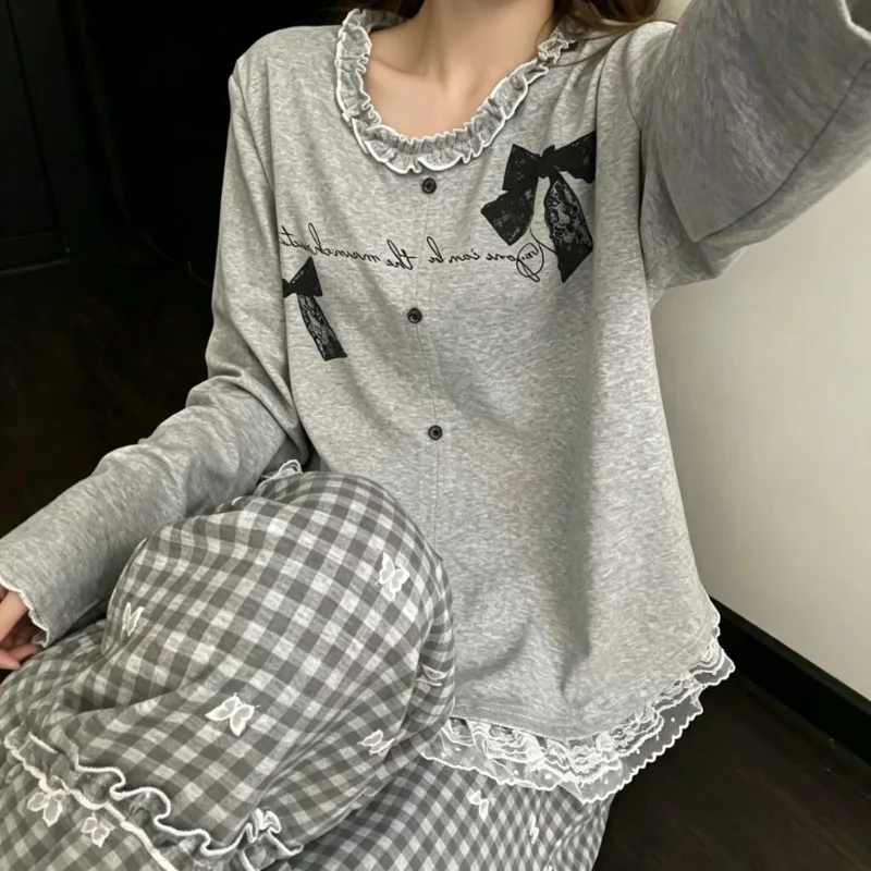 2-teiliges Schlafanzug-Set mit Schrift- und Schleifendruck, süße Damen-Loungewear für den Herbst, mit Rüschen und Spitzenbesatz, langen Ärmeln, elegantes Damen-Pyjama-Set.