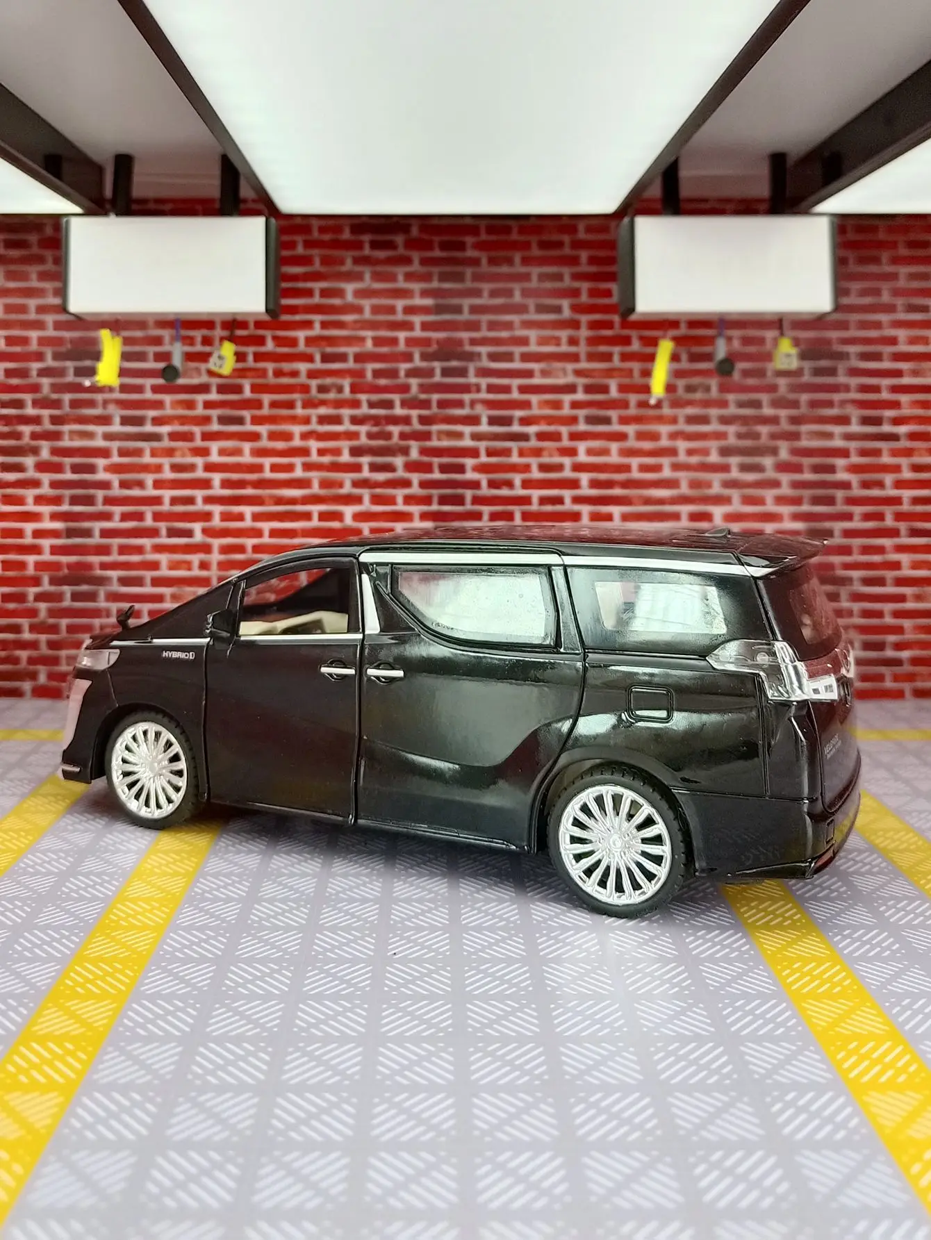 El modelo de coche de aleación 1:24 para puertas, capó del motor y el maletero se puede abrir tiene funciones de sonido y iluminación simuladas, detalles ricos.