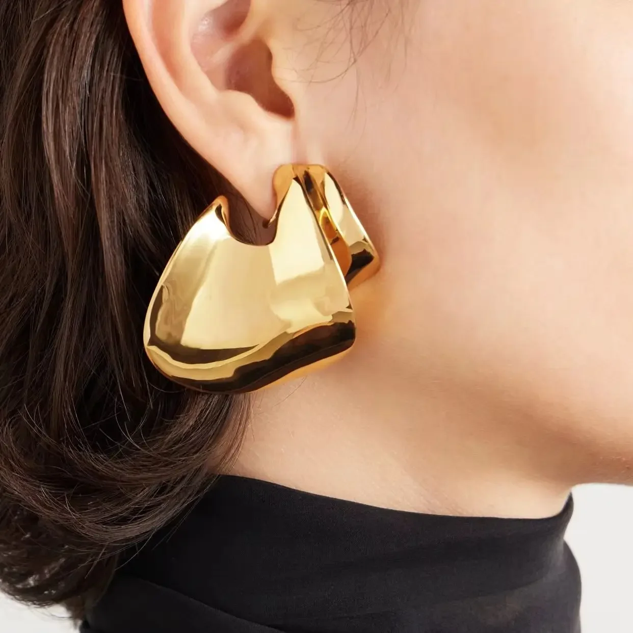 

Модельер Брендовые Золотые Гладкие Необычные Серьги Зажимы Для Женщин Высочайшее Качество Роскошные Ювелирные Изделия Тенденция