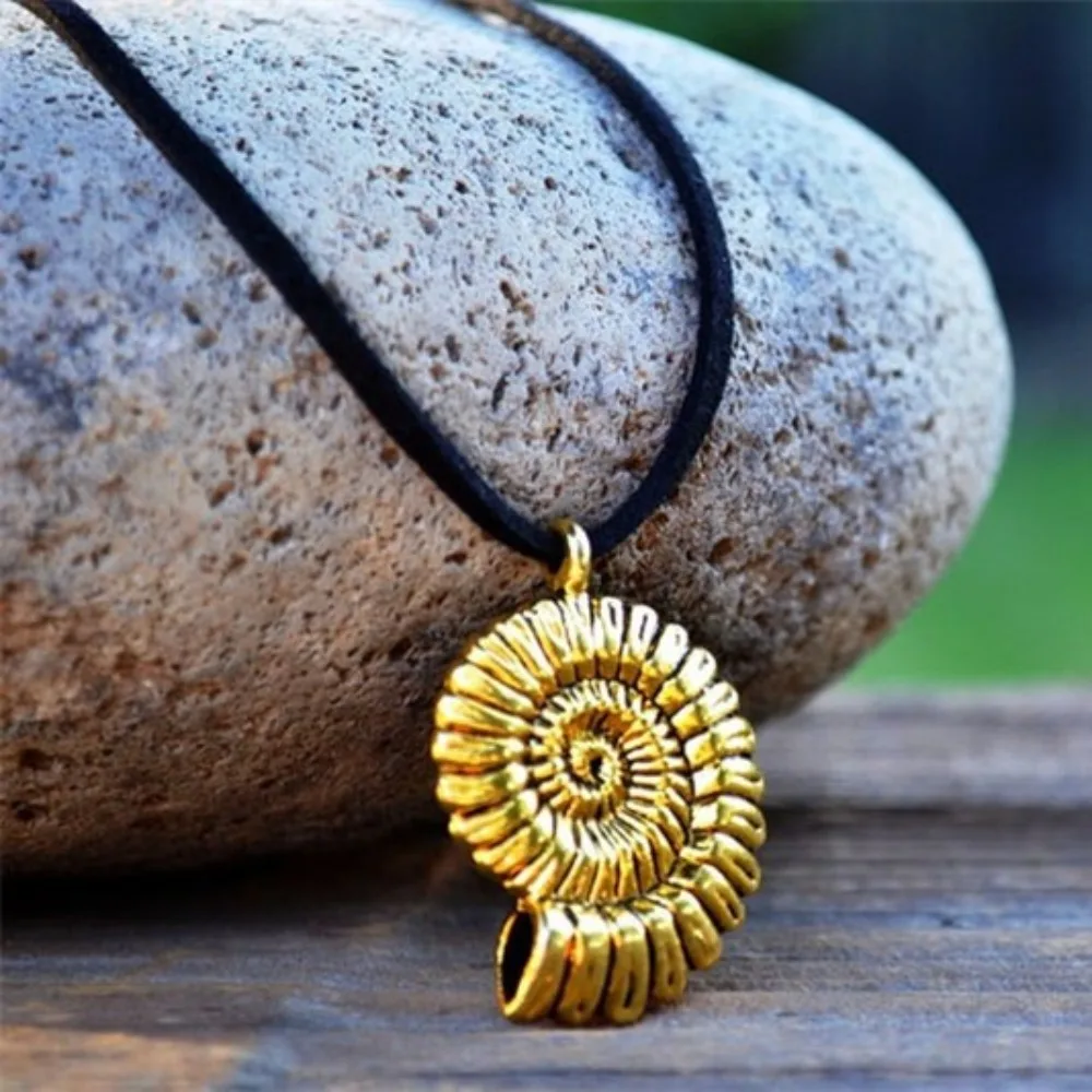 Retro Charm Gold Color Conch Shells Pendant Black Leather Rope Necklace for Women Fashion Summer Beach Collar Chain Jewelry Gift