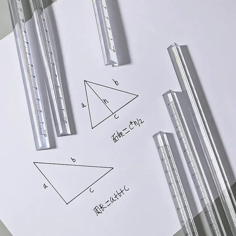 Régua transparente simples do triângulo, medição do desenho do estudante, exame, escritório