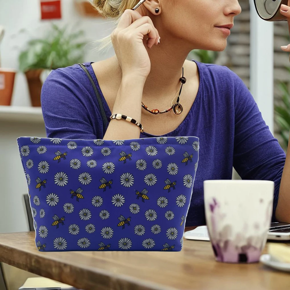 Borsa per il trucco con cerniera con stampa margherita e ape impermeabile, elegante Organizer per il trucco per le donne, borsa da toilette Versatile