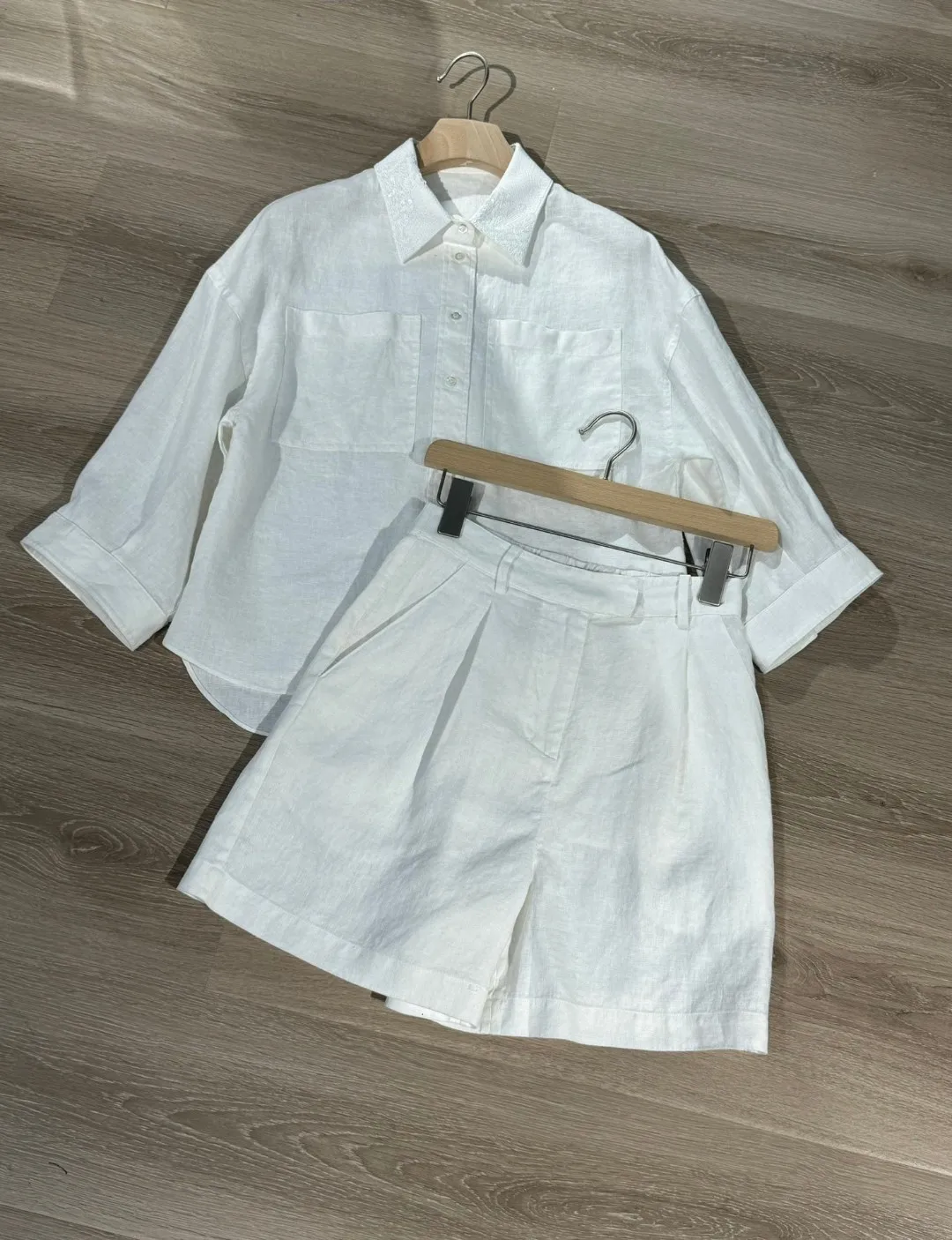 

Exquisitely decorated summer linen shorts suit