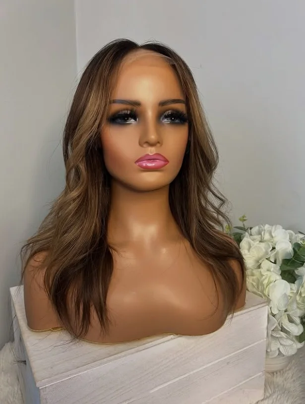 

13x4 Высококачественный коричневый роскошный парик из волос Черный коричневый парик шнурка Мягкий натуральный синтетический парик Высокотемпературное волокно Волнистые кружевные фронтальные парики