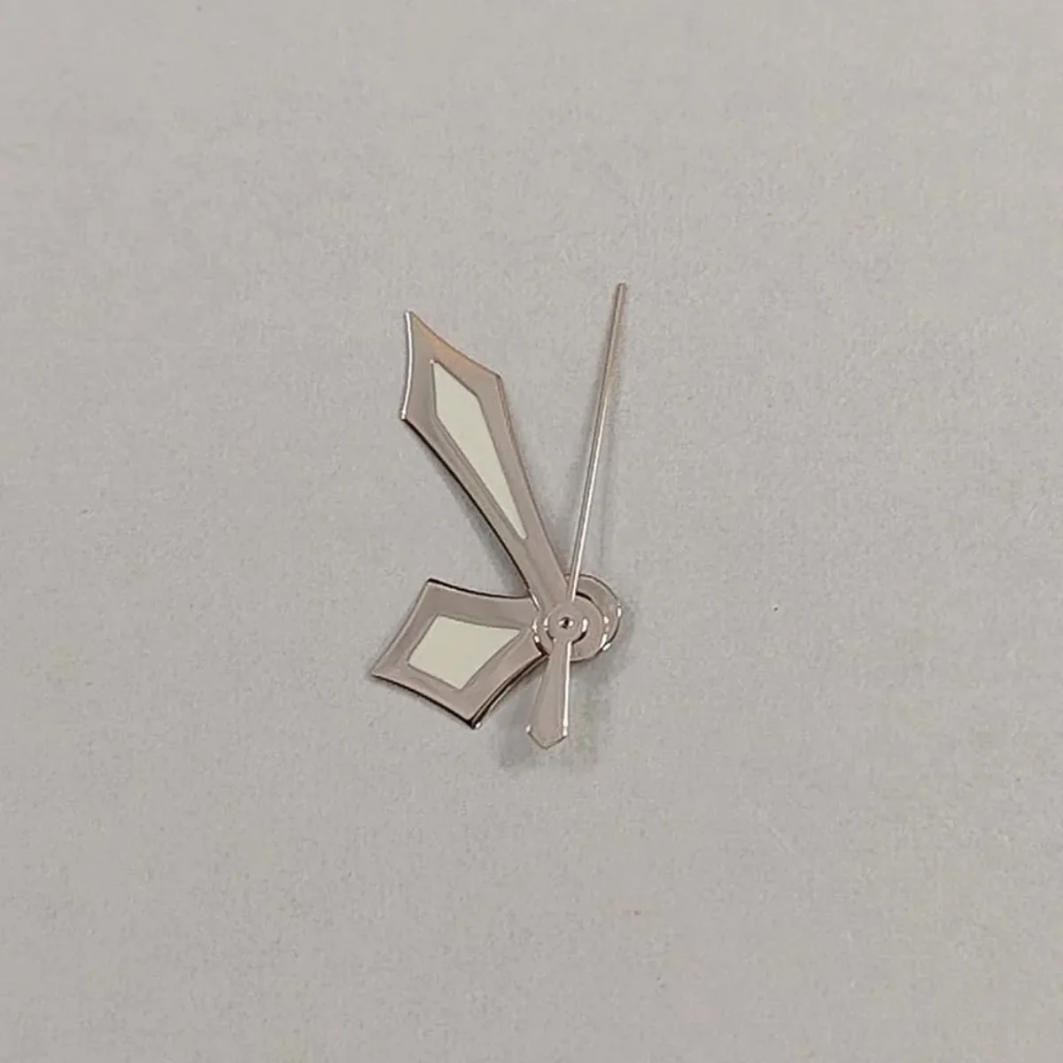 2025 ساعة يد جديدة لحركة NH35/NH36/4R/7S مؤشرات ساعة فضية/وردية معدلة على شكل سيف أيدي خضراء مضيئة