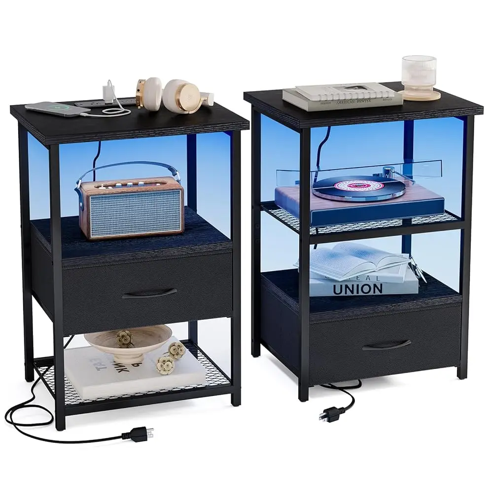 

Набор из 2 прикроватных тумбочек с зарядной станцией, прикроватная тумбочка со светодиодной подсветкой и тканевыми ящиками, торцевой столик с отделкой из искусственной кожи, прикроватный столик, черный