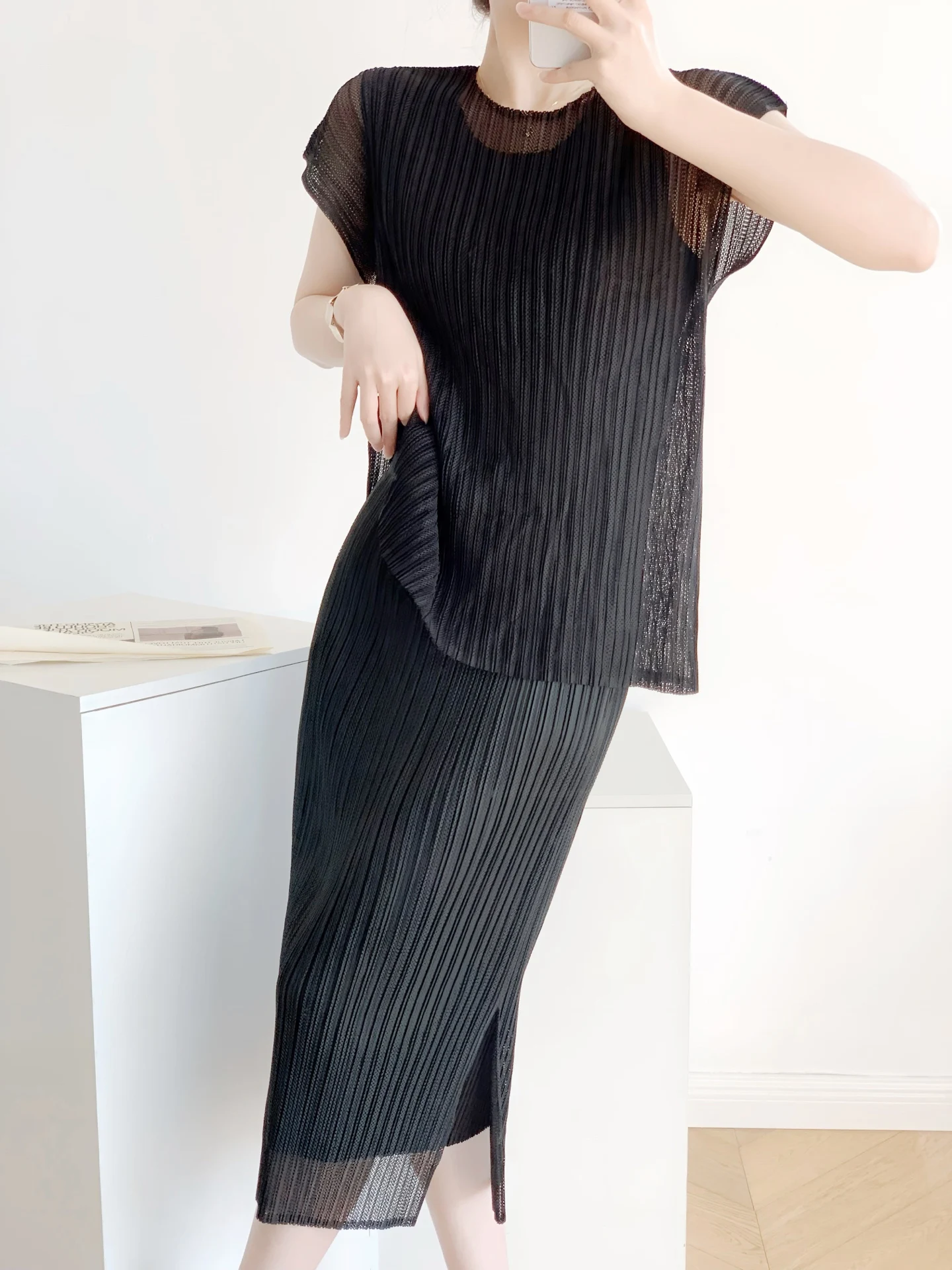 

Плиссированный сетчатый комплект, юбка, новинка лета 2025, тонкая темпераментная блузка с короткими рукавами + костюм-полуююбка большого размера