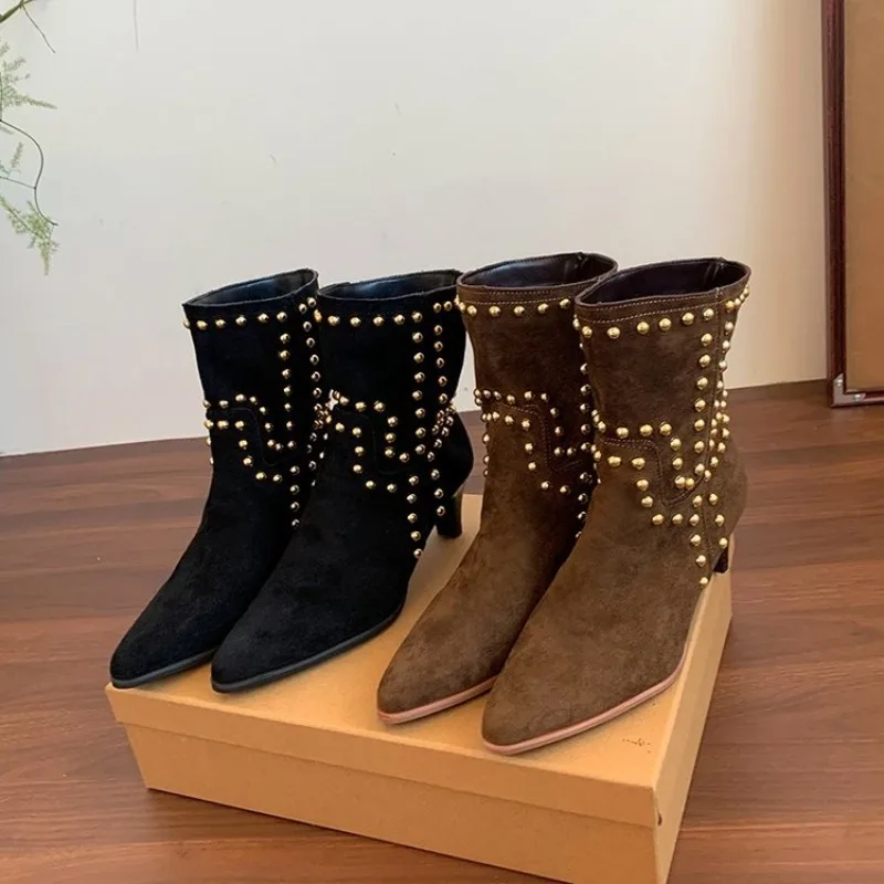Kurze Stiefel mit hohen Absätzen für Damen im Jahr 2025, neue große Herbst-Stiefel mit spitzem, dünnem Absatz und französischem Nieten, einfarbige Damenstiefel