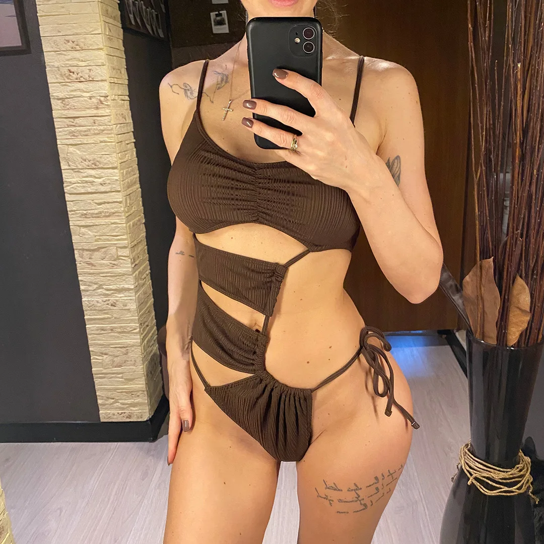 Sexy, asymmetrisch geschnittener, mit Schnürung versehener Damen-Badeanzug, einteiliger Badeanzug, femininer, geraffter, hoch geschnittener, gepolsterter Badeanzug, Badebekleidung, Modell V6361. – Detail 3