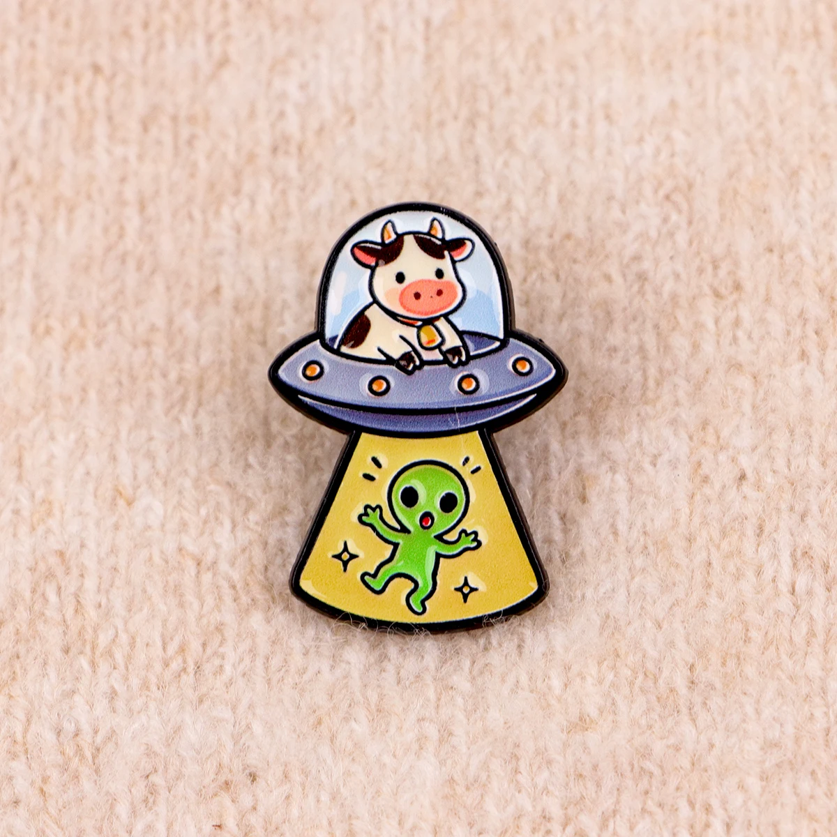 9 Stück Niedliche Kuh im UFO-Raumschiff Emaille-Pin Lustige Grüne Alien-Anstecknadel Cartoon-Tier-Abzeichen Weltraum-Thema Schmuckgeschenk – Detail 5