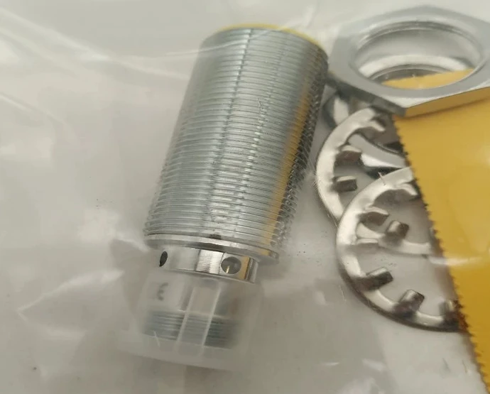 Proximity switch metal sensing BI8U-MT18-AP6X-H1141 four-pin connector PNP normally open sensor
