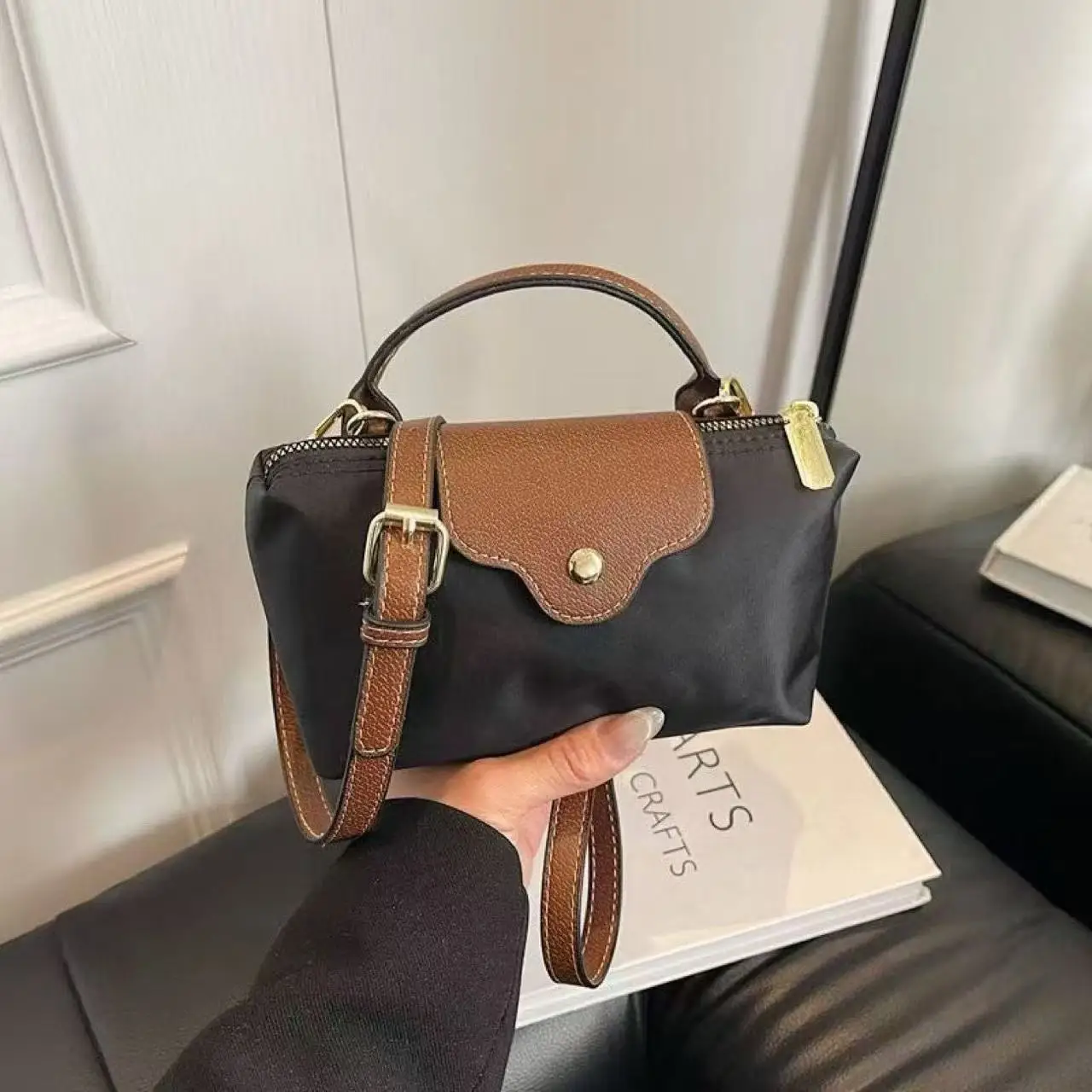 Free Customized Classic Retro Dumpling Bag 2026 New Lightweight Casual Commuter Crossbody Daily Lazy Nylon Shoulder Bag Female
