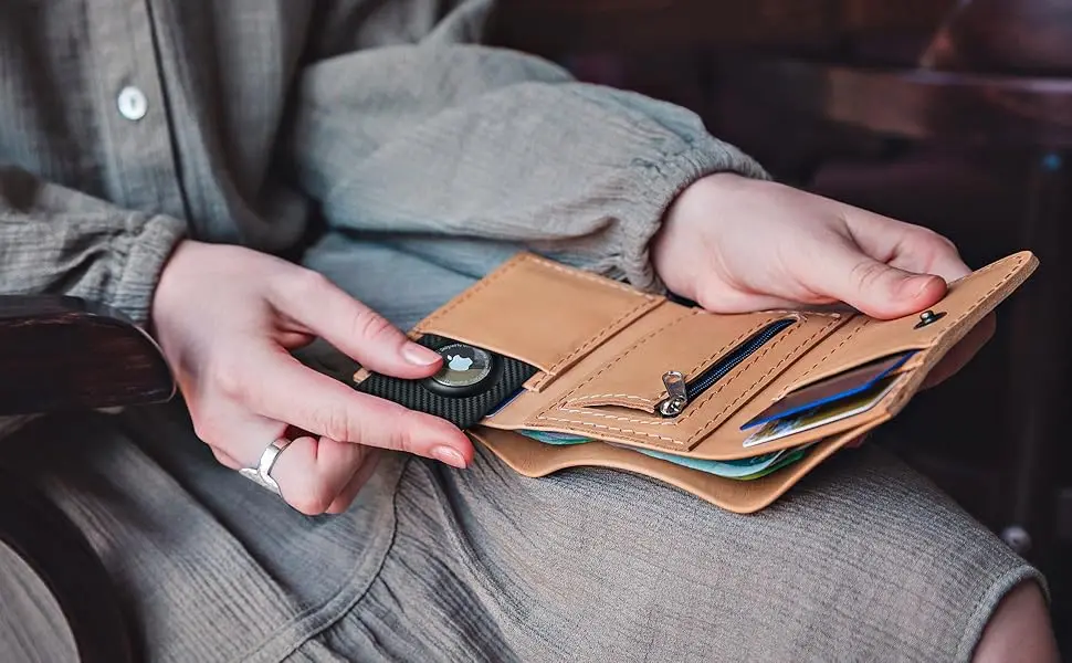 Eayburst AirTag Kartenhalter für Apple AirTag, Brieftaschen-Einsatz aus ultra-dünnem Carbonfaser, Kartenetui für Geldbörse und Rucksack – Detail 1