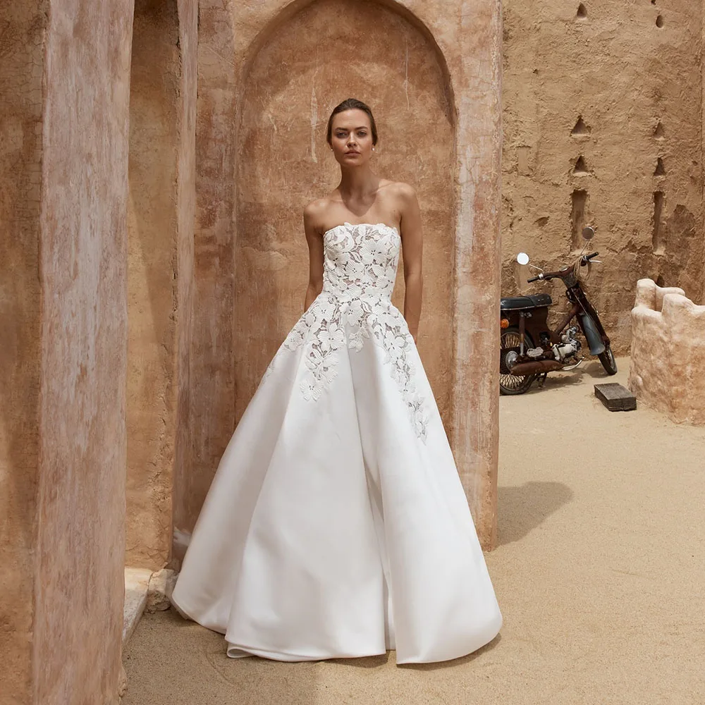 

Bohemaid Boat Collar Satin Wedding Party Dress with Appliques Lace A-line Backless Bridal Gowns with Court Customized