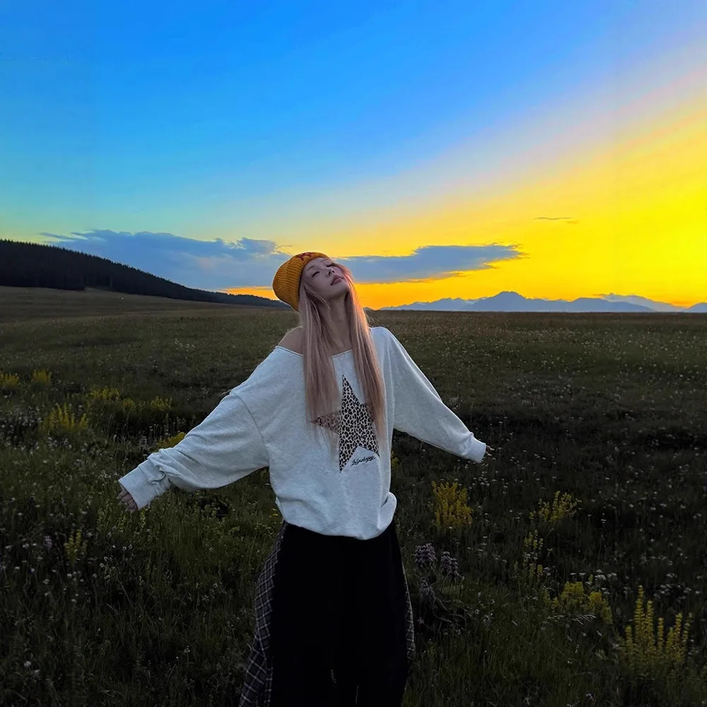 Suéter de mujer 2025, nueva sudadera con hombros descubiertos para mujer, diseño con estampado de estrellas, Top holgado de manga larga dulce y ousado
