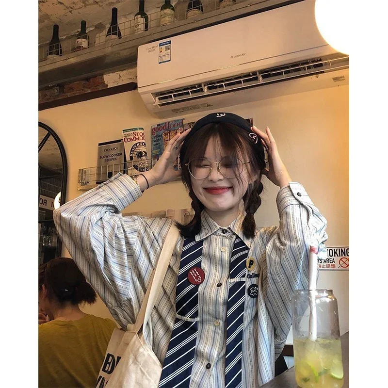 Vintage Tie koszule w paski damskie broszka w stylu Harajuku ponadgabarytowe bluzki z długim rękawem Streetwear koreański nadruk w stylu Preppy luźne bluzki na co dzień