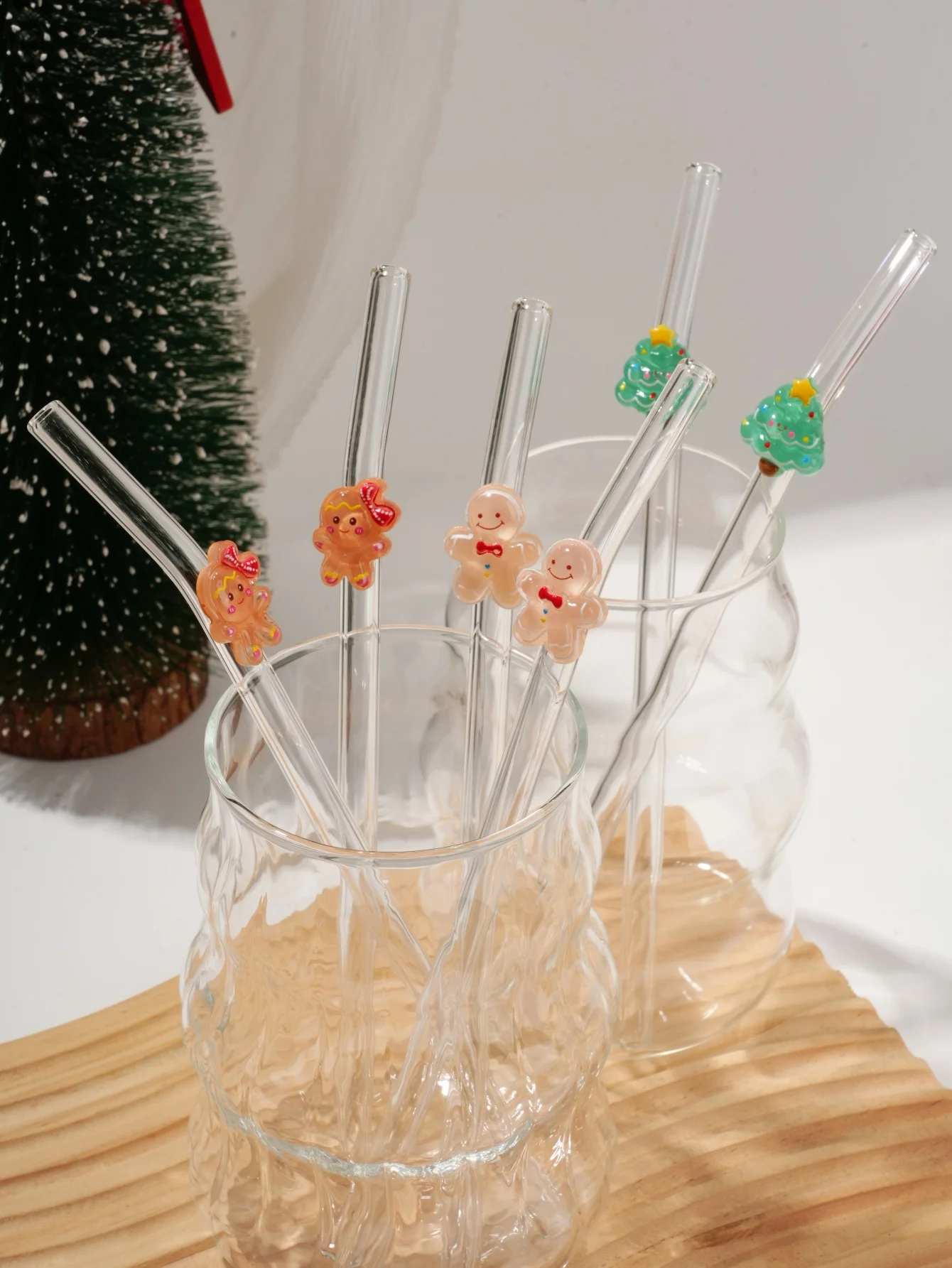 6PCS Clear Bent Glass Straw with Gingerbread Man Christmas Tree Decor, Reusable Drinking Straw for Hot Cold Juice Milk Tea